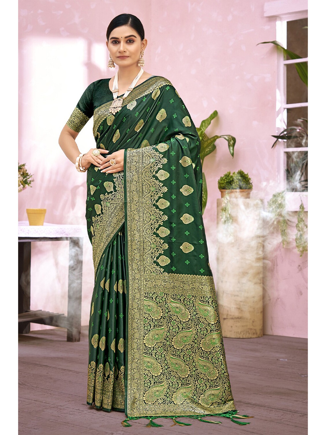 

Exclusiva Green & Gold-Toned Woven Design Zari Silk Blend Banarasi Saree