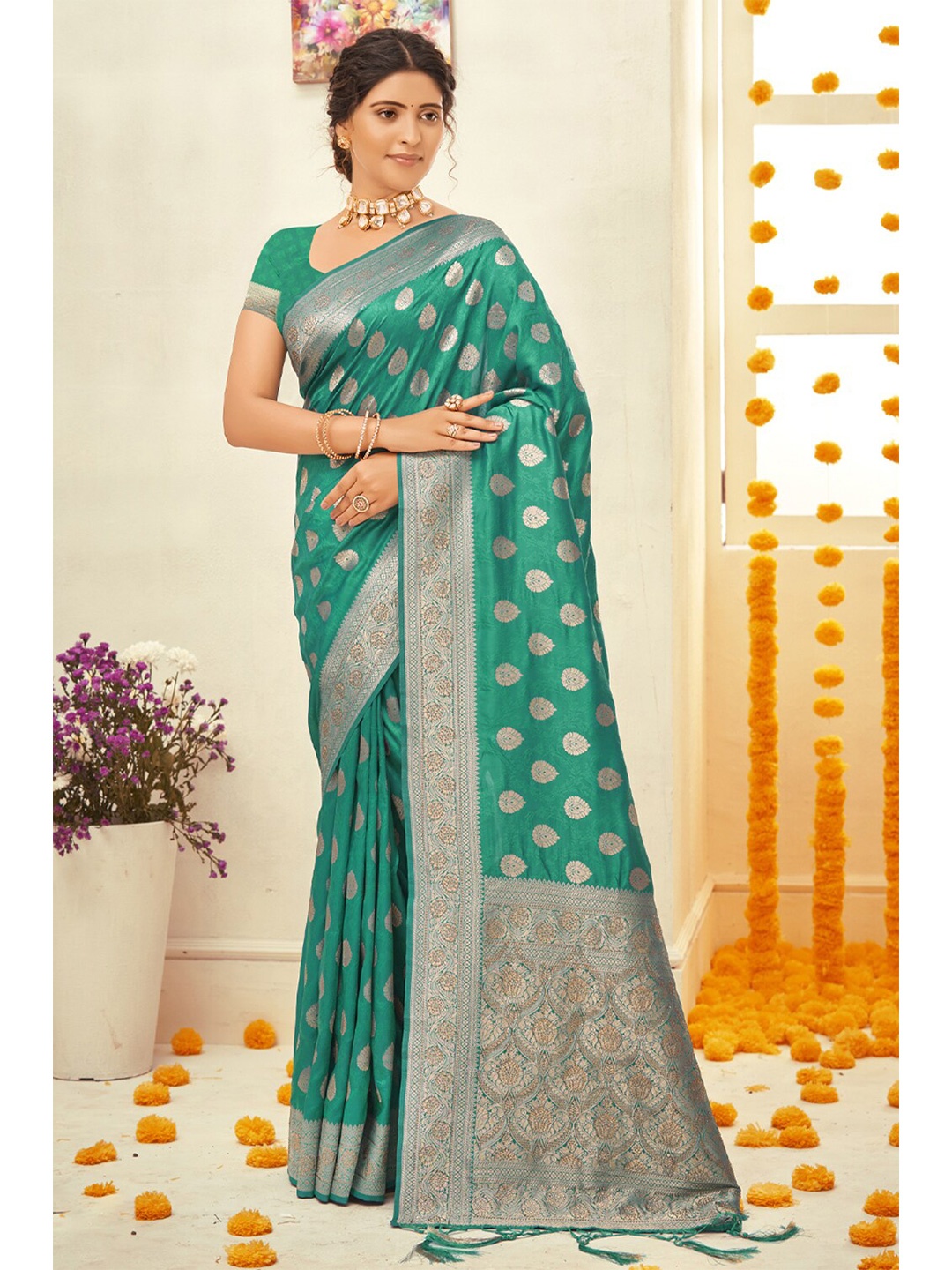 

Exclusiva Green & Silver-Toned Woven Design Zari Silk Blend Banarasi Saree