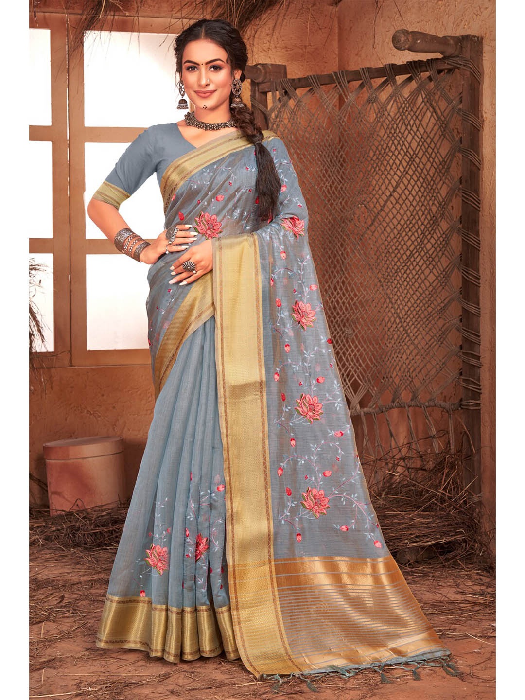 

Exclusiva Grey & Red Floral Zari Organza Banarasi Saree