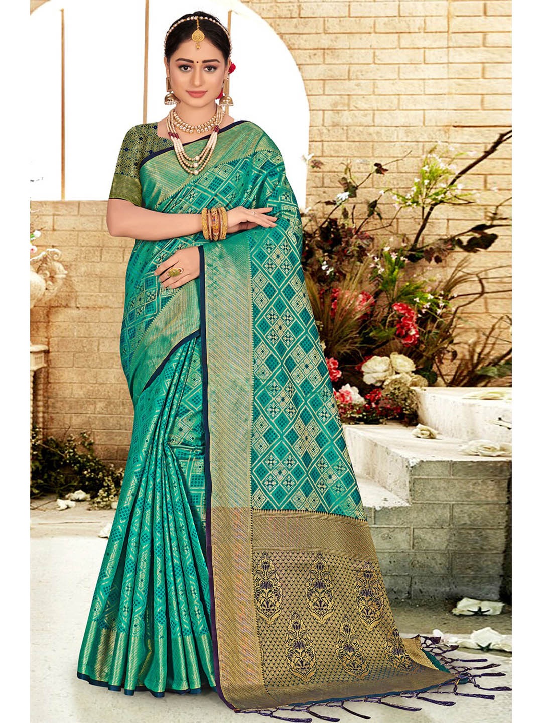 

Exclusiva Green & Gold-Toned Woven Design Zari Silk Blend Banarasi Saree