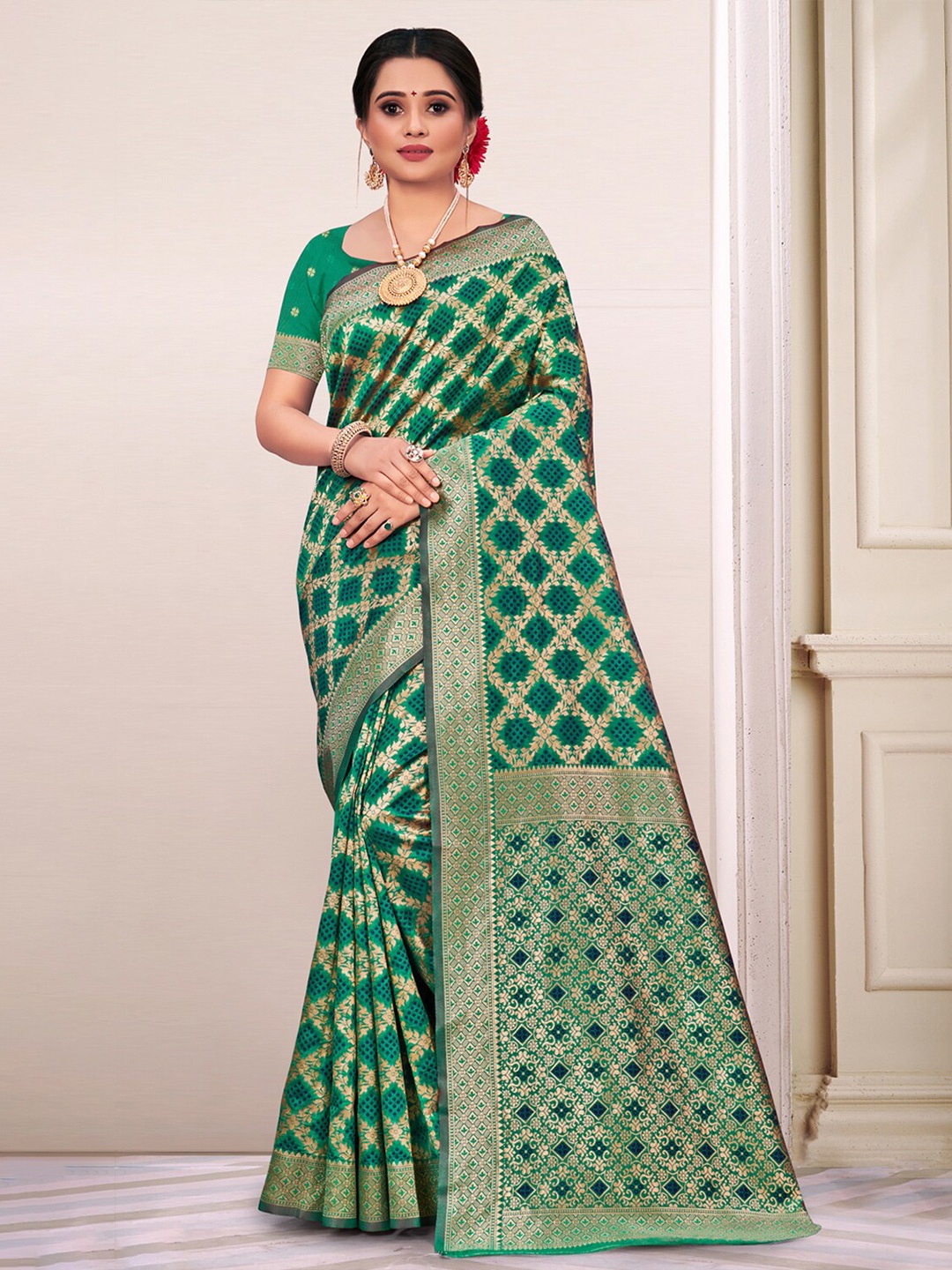 

Exclusiva Green & Gold-Toned Woven Design Zari Silk Blend Banarasi Saree