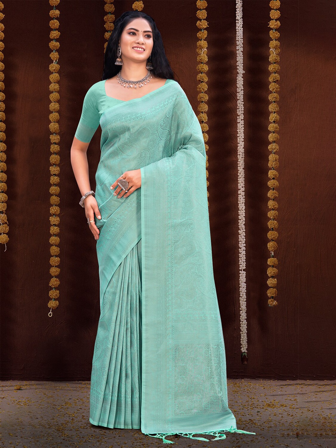 

Exclusiva Green & Silver-Toned Woven Design Zari Silk Blend Banarasi Saree