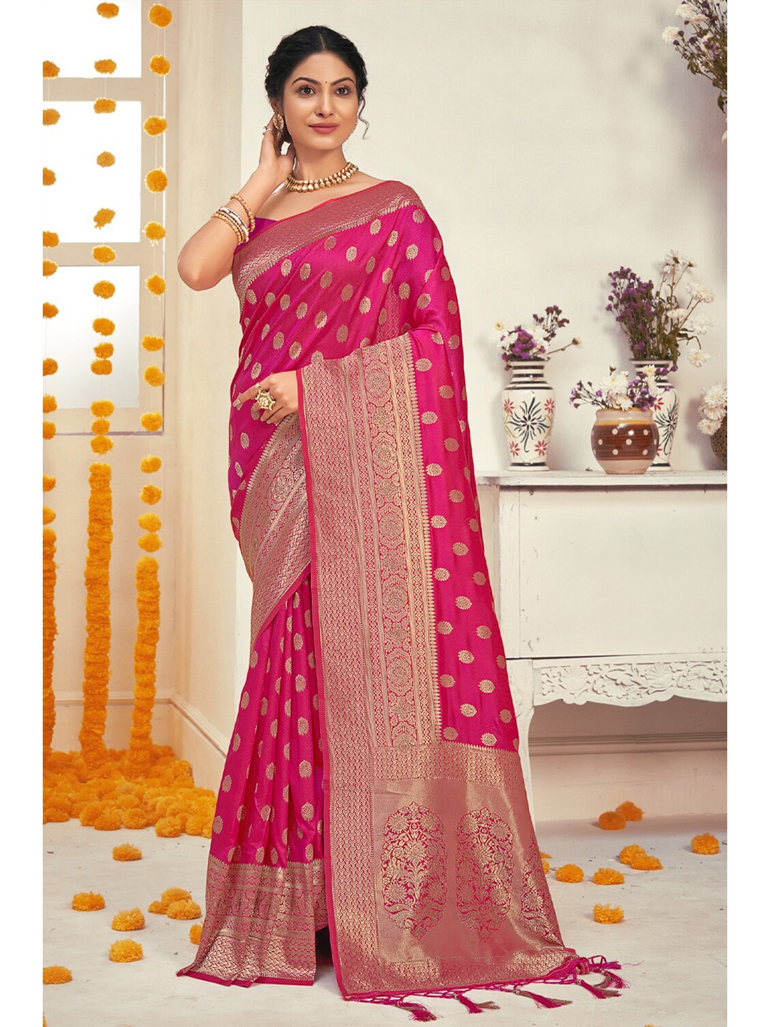 

Exclusiva Magenta & Gold-Toned Woven Design Zari Silk Blend Banarasi Saree