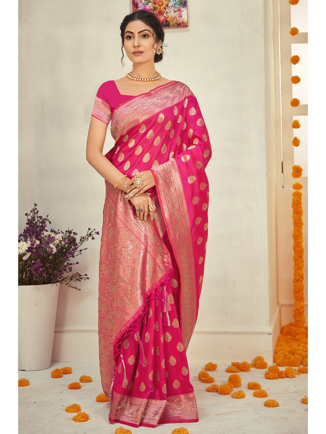 

Exclusiva Magenta & Gold-Toned Woven Design Zari Silk Blend Banarasi Saree