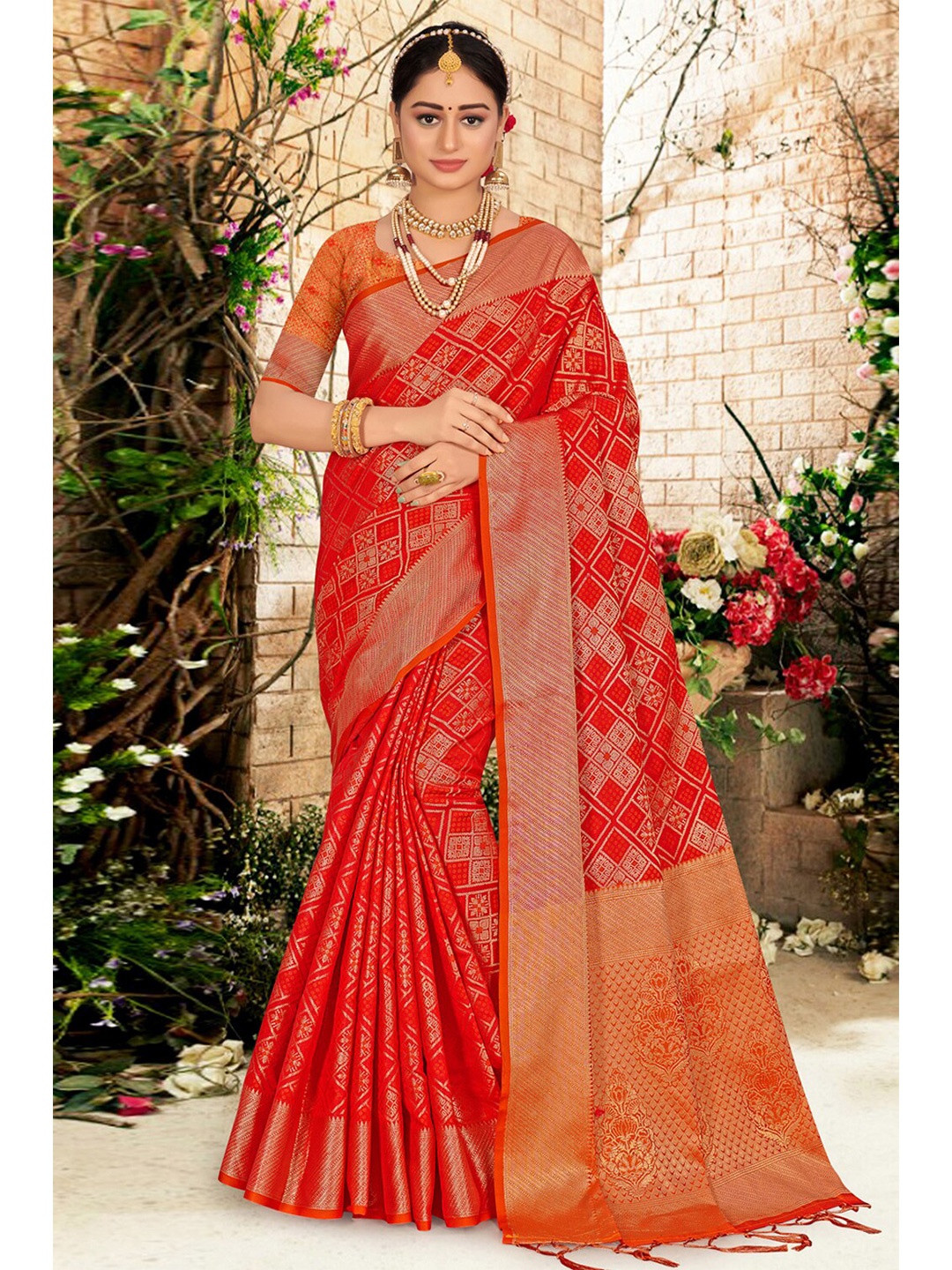 

Exclusiva Red & Gold-Toned Woven Design Zari Silk Blend Banarasi Saree