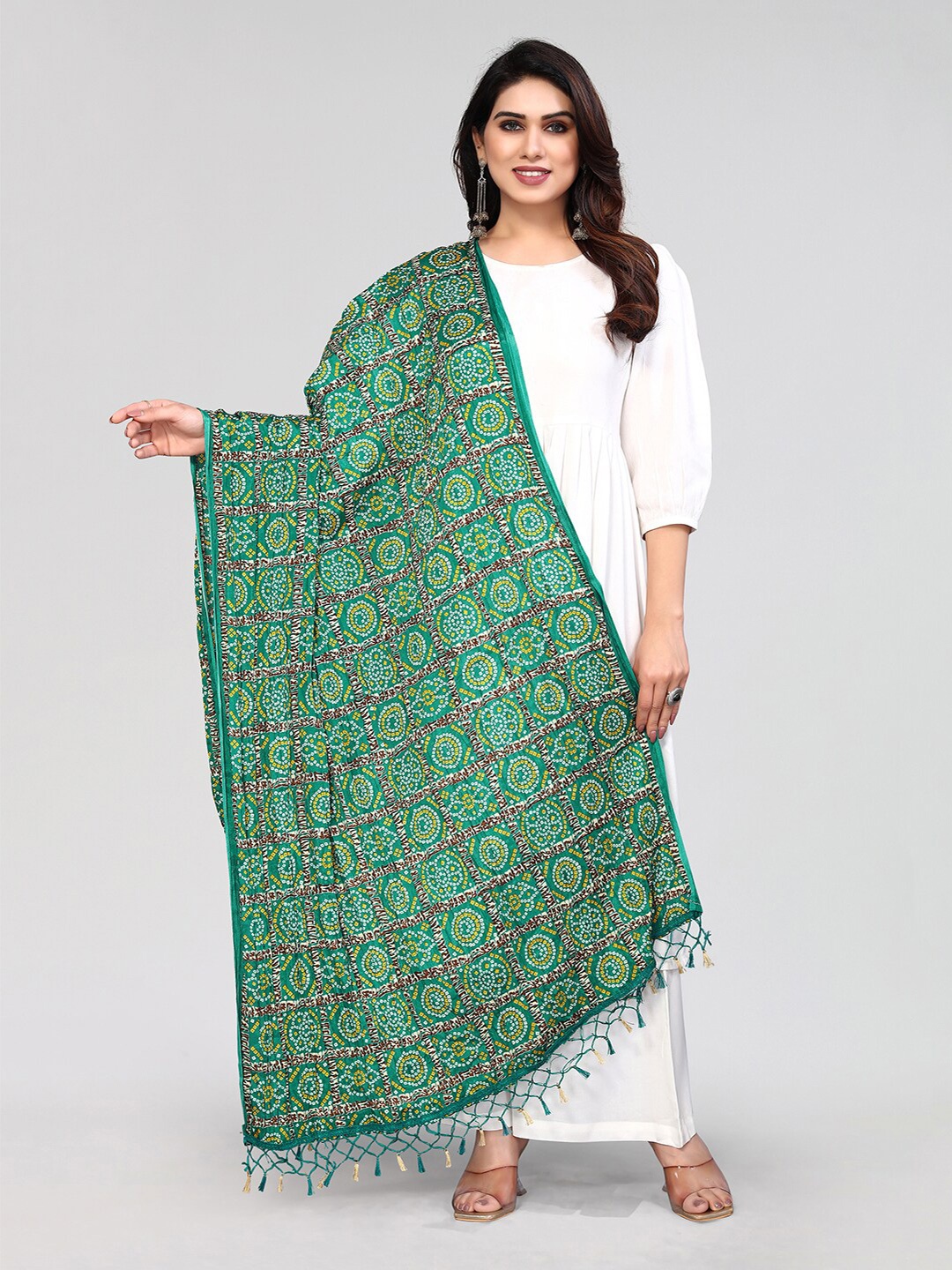 

KALINI Green & White Printed Bandhani Dupatta