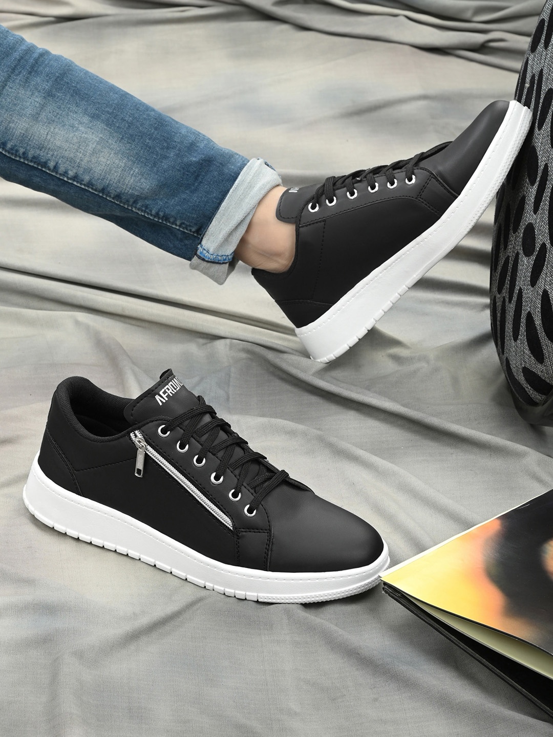 

AfroJack Men Black Sneakers