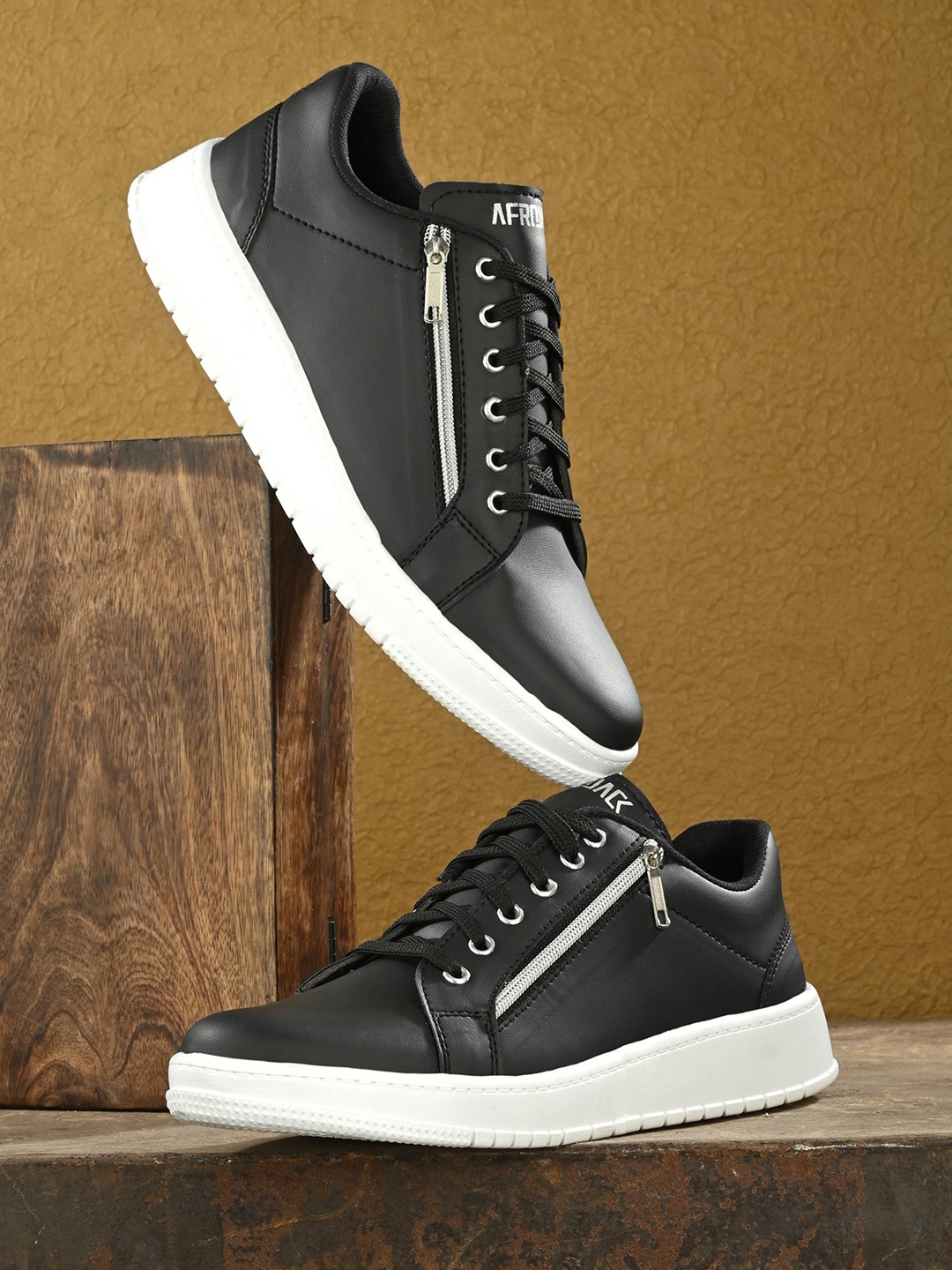

AfroJack Men Black Colourblocked Sneakers