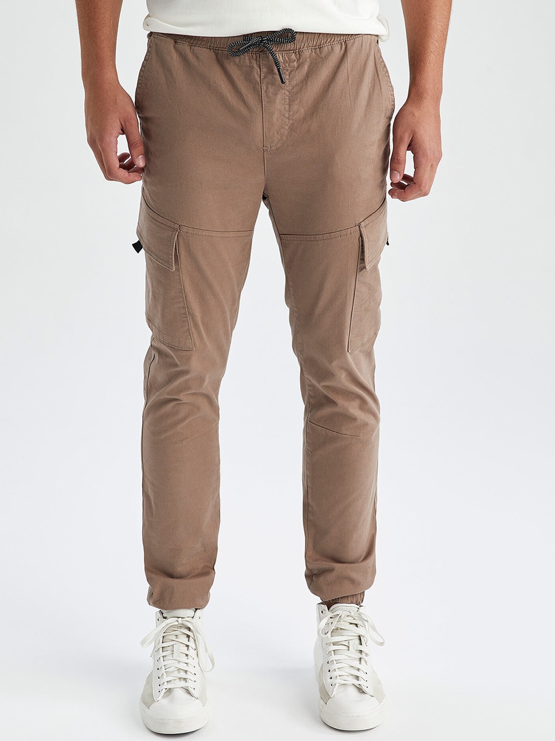 

DeFacto Men Mid-Rise Regular Fit Cargos, Brown