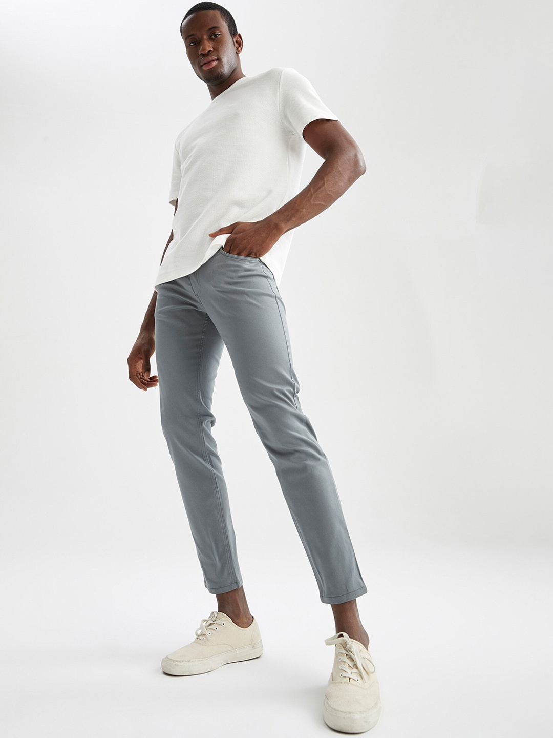 

DeFacto Men Mid-Rise Regular Fit Chinos, Grey