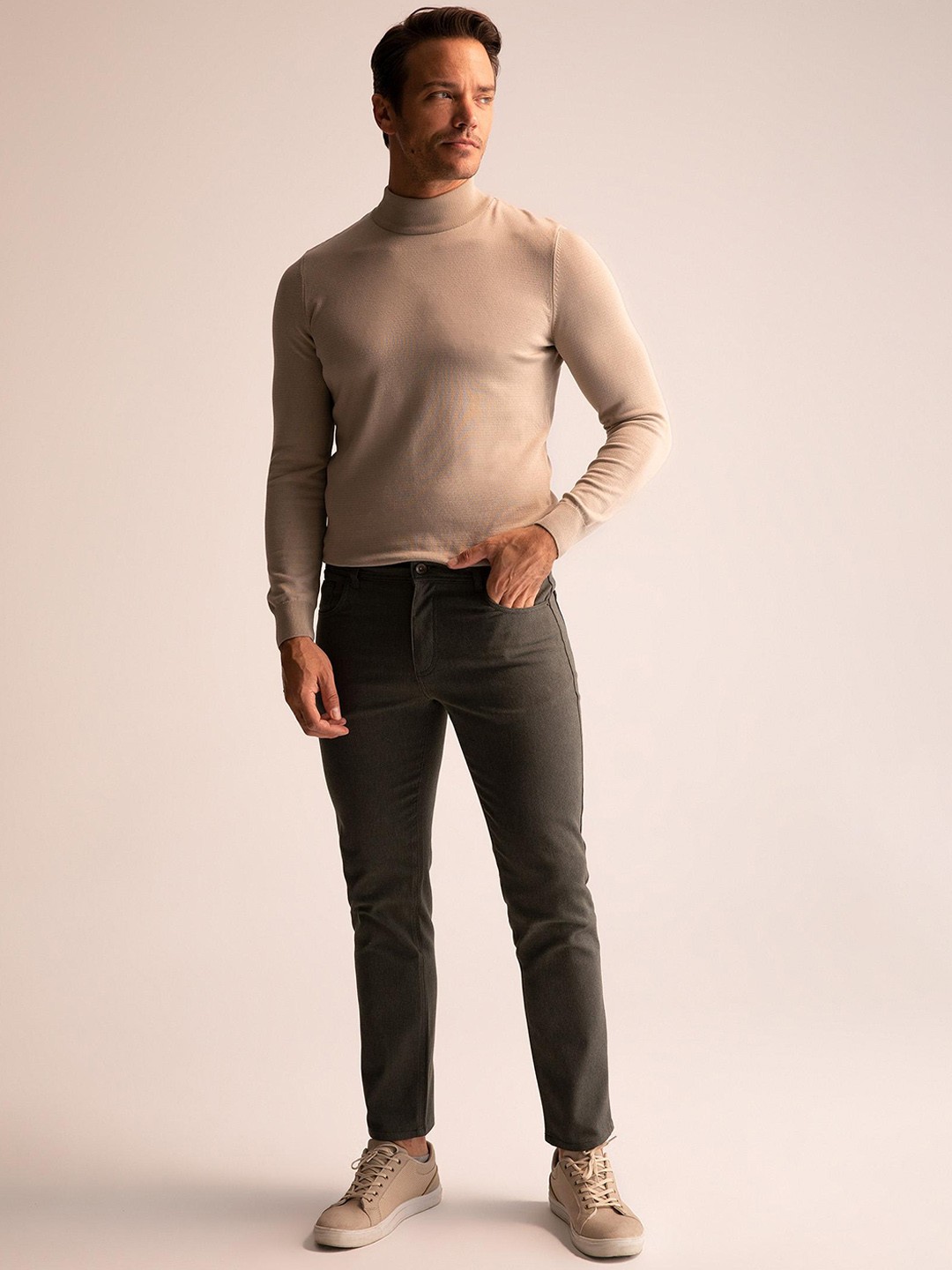 

DeFacto Men Mid Rise Chinos Trousers, Na
