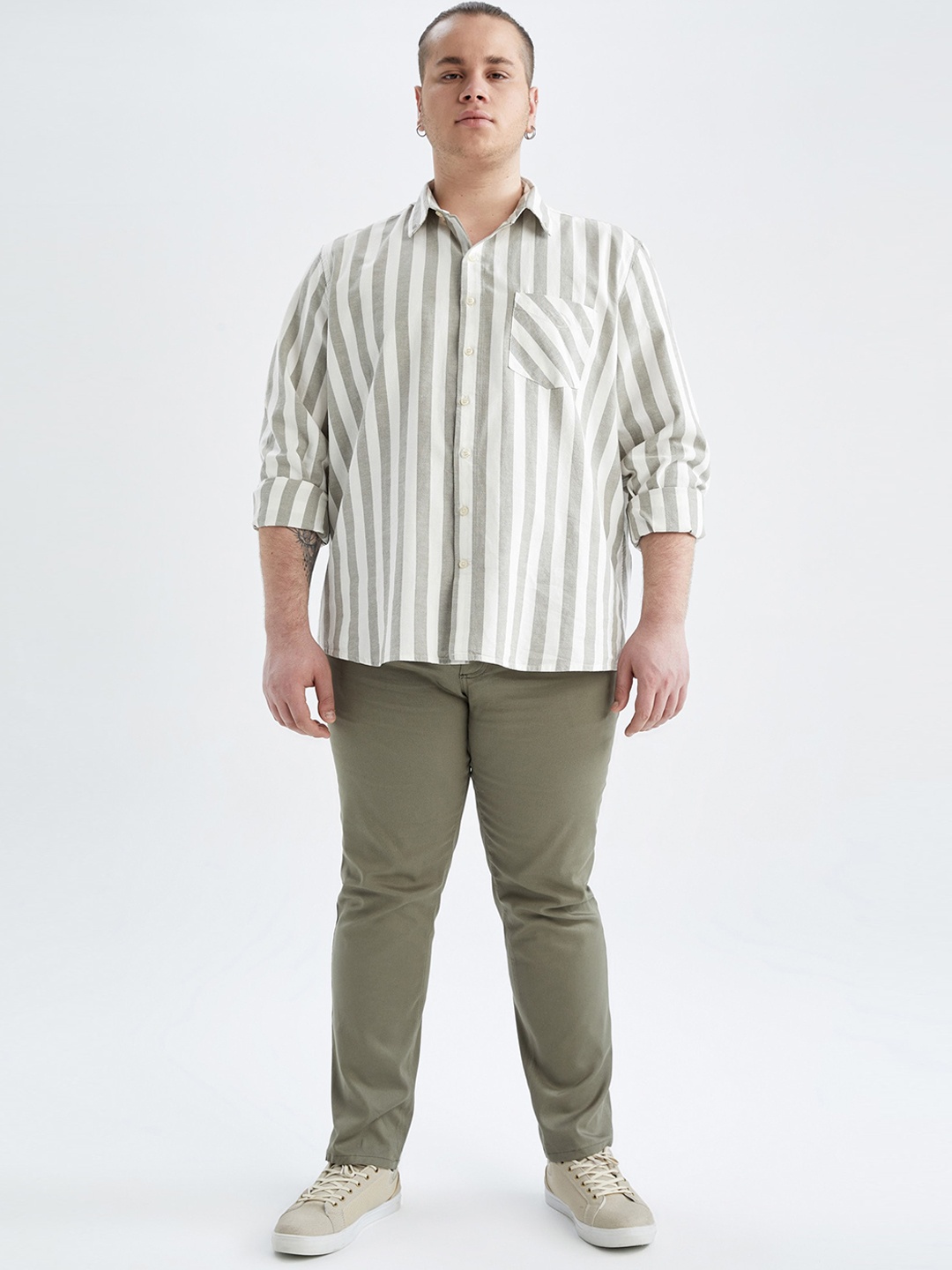 

DeFacto Men Solid Mid Rise Trousers, Green