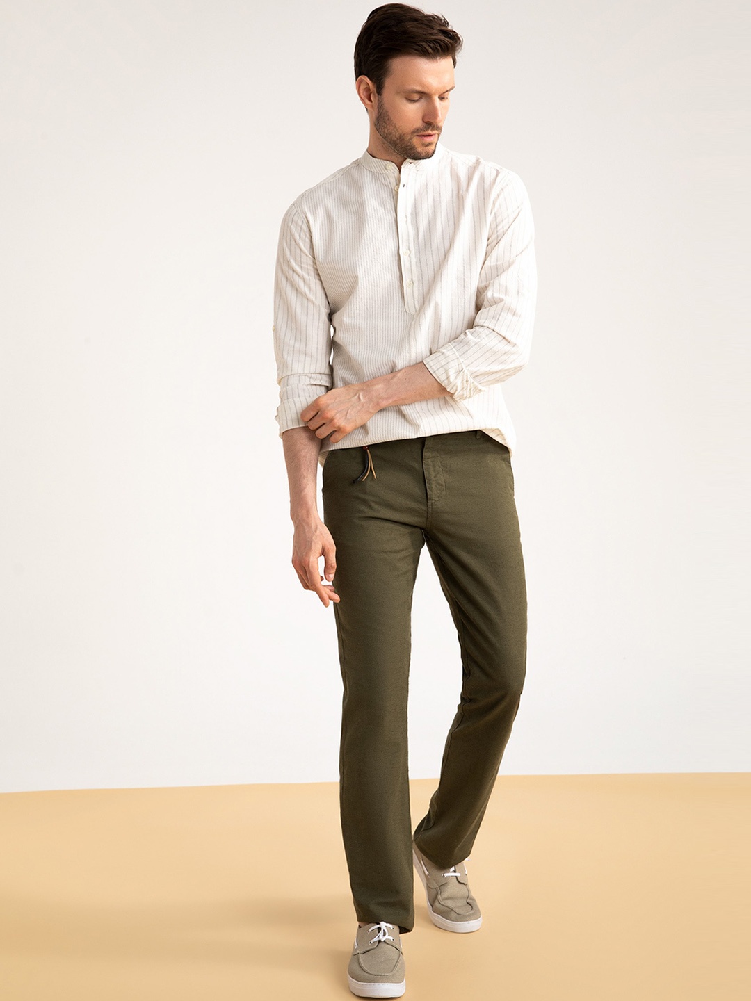 

DeFacto Men Solid Mid Rise Chinos Trousers, Olive