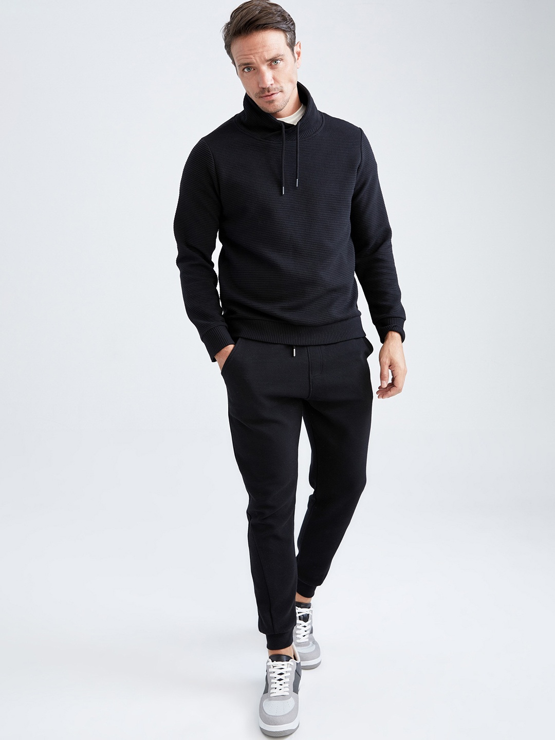 

DeFacto Men Solid Mid Rise Joggers, Black