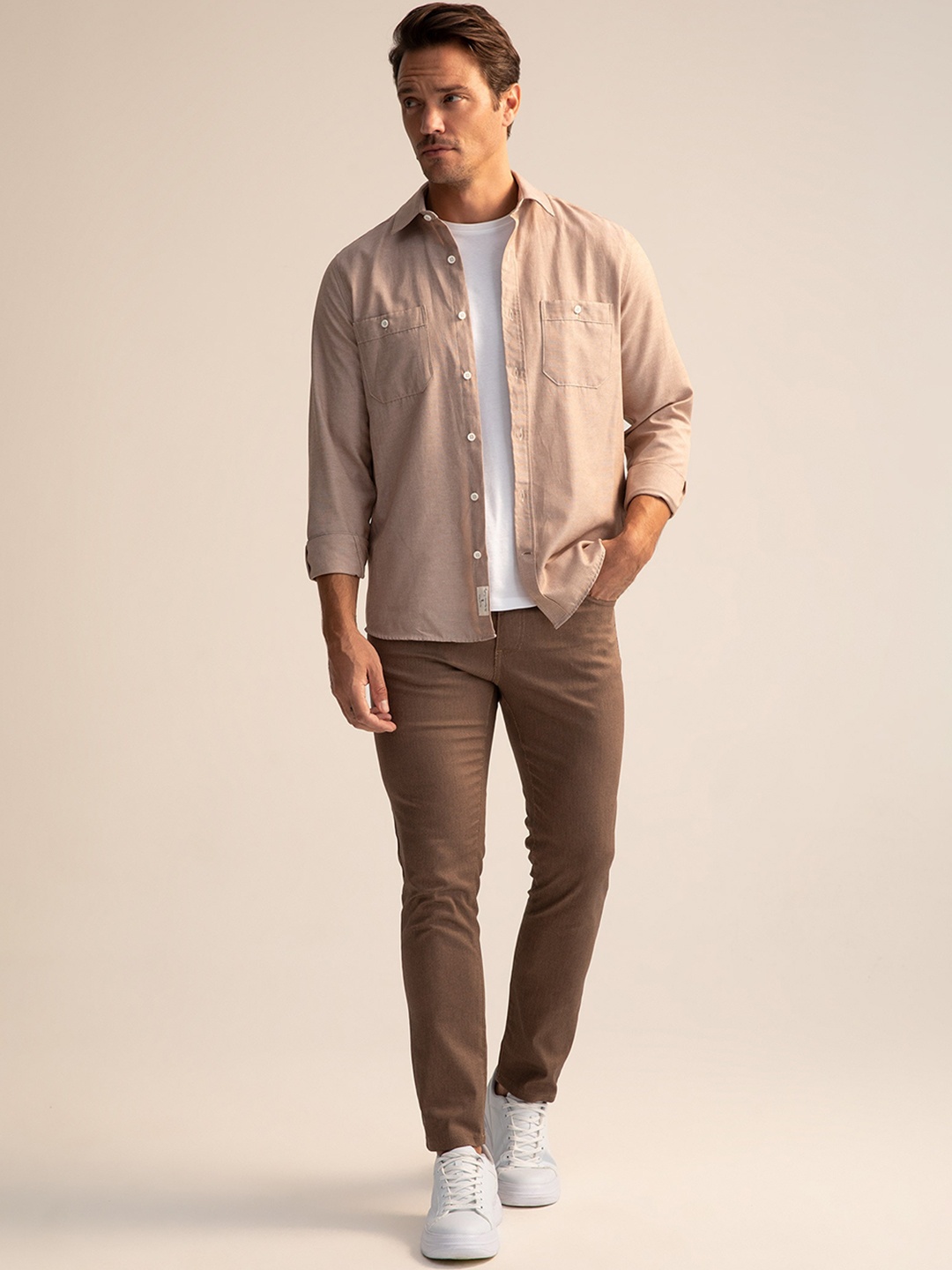 

DeFacto Men Solid Mid Rise Trousers, Brown