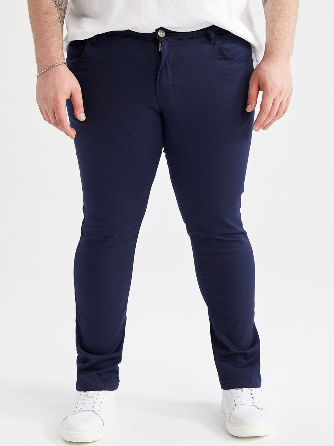 

DeFacto Men Solid Mid Rise Trousers, Navy blue