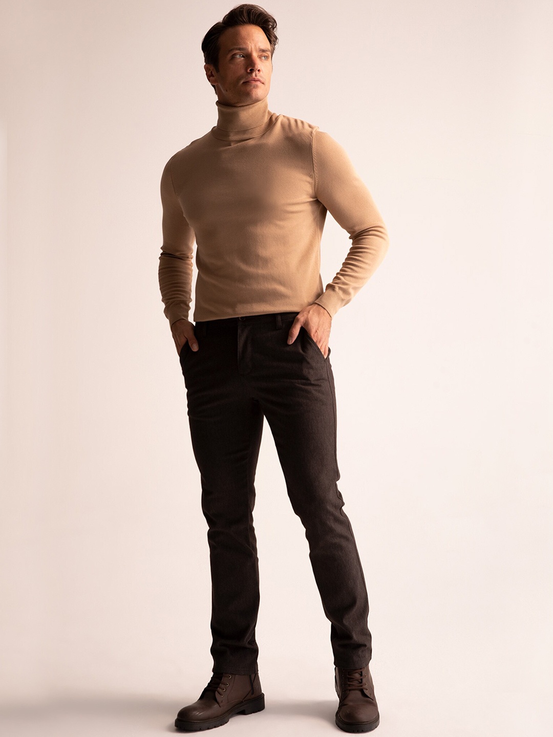 

DeFacto Men Solid Mid Rise Trousers, Brown