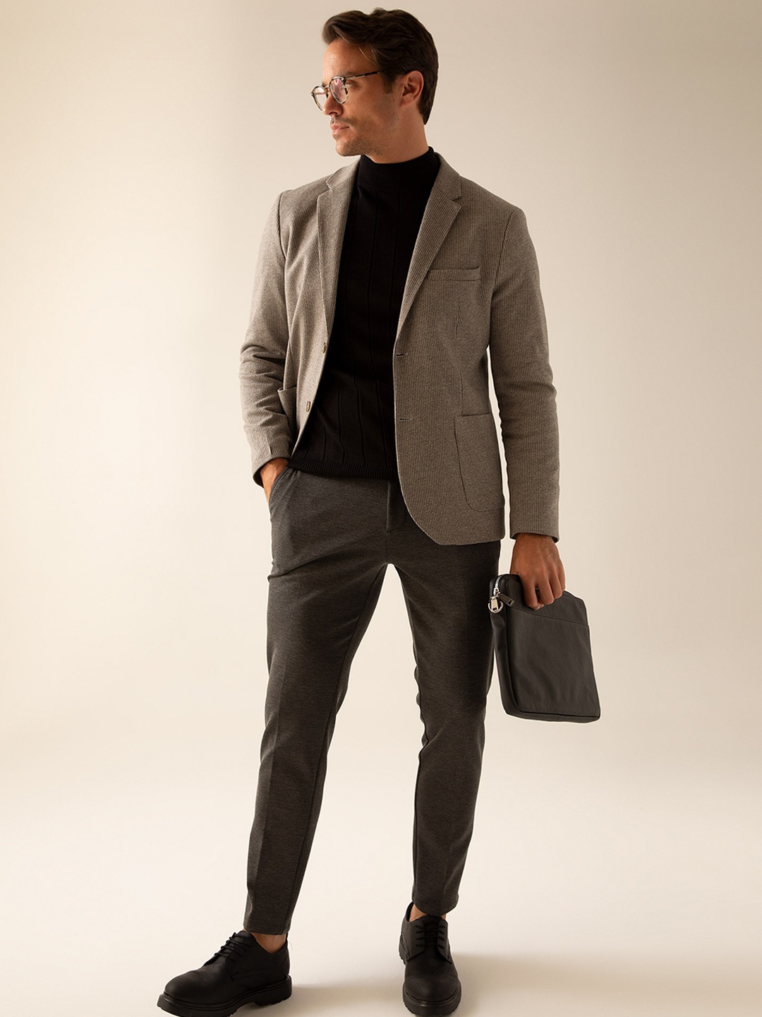 

DeFacto Men Solid Mid Rise Trousers, Grey melange