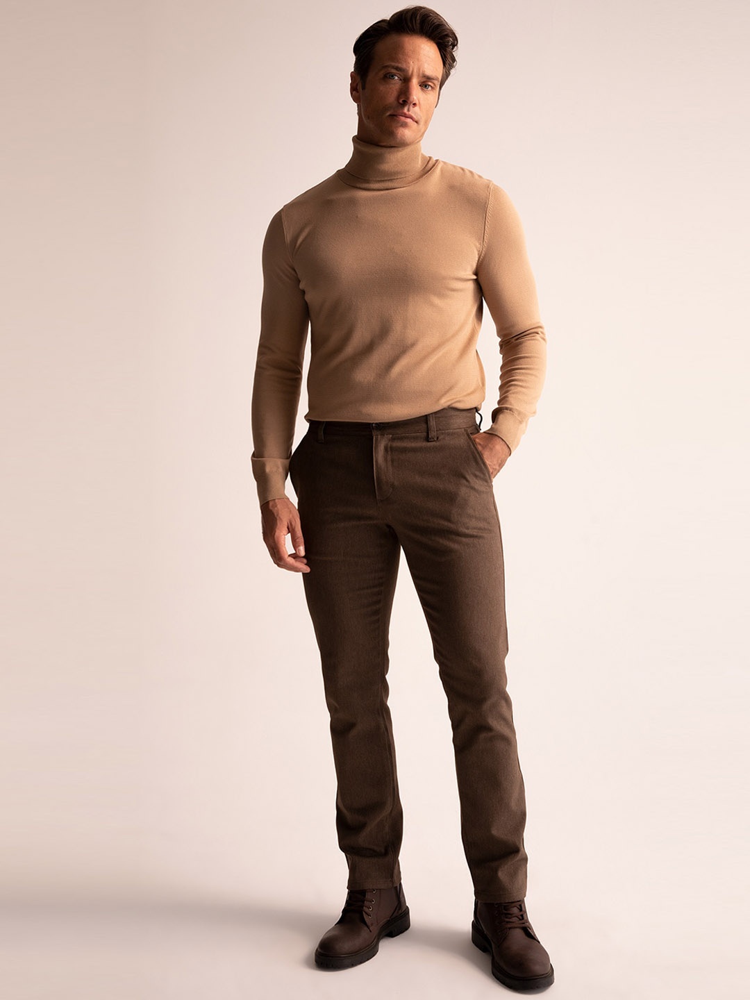 

DeFacto Men Solid Mid Rise Trousers, Brown