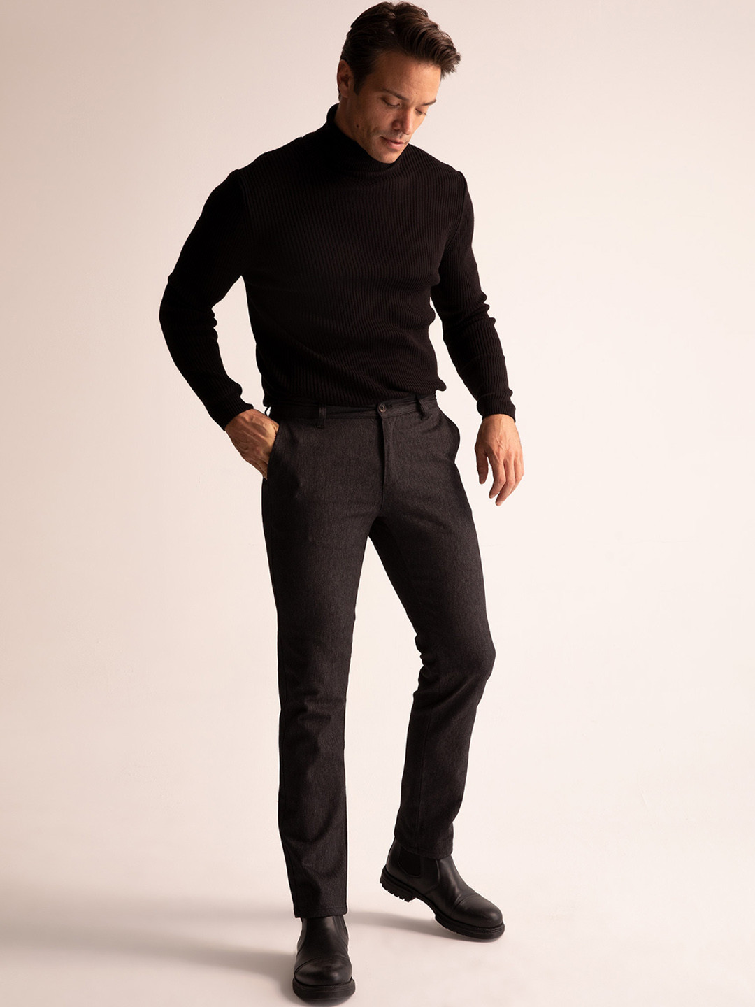

DeFacto Men Solid Mid Rise Trousers, Black
