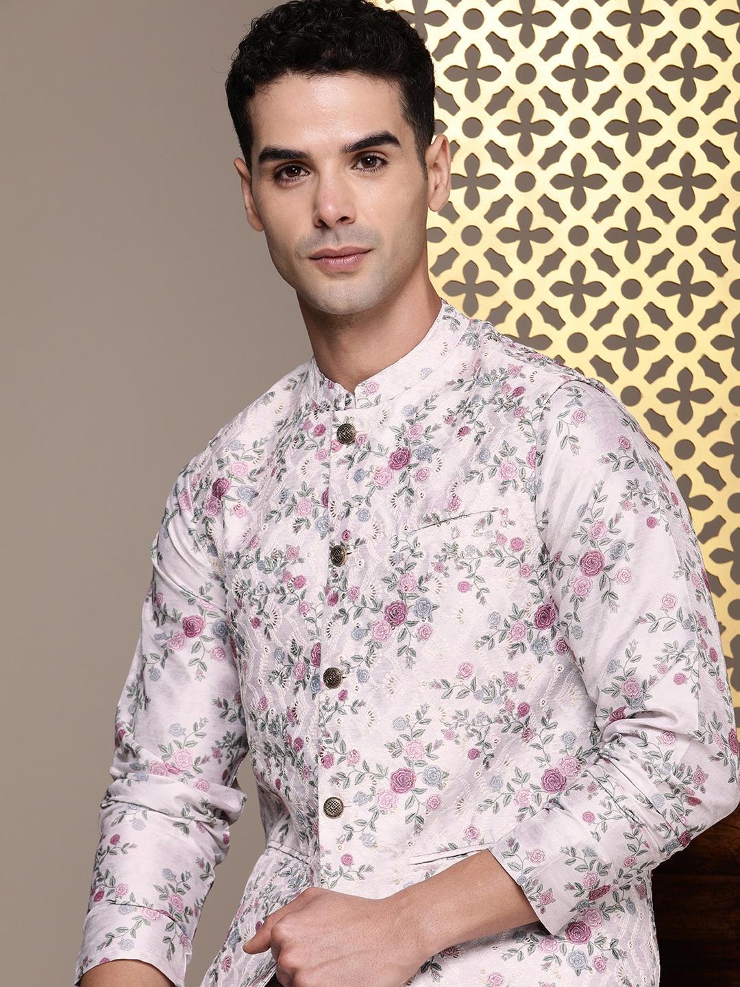 

House of Pataudi Floral Printed Regular Jashn Kurta with Trousers & Nehru Jacket, Off white