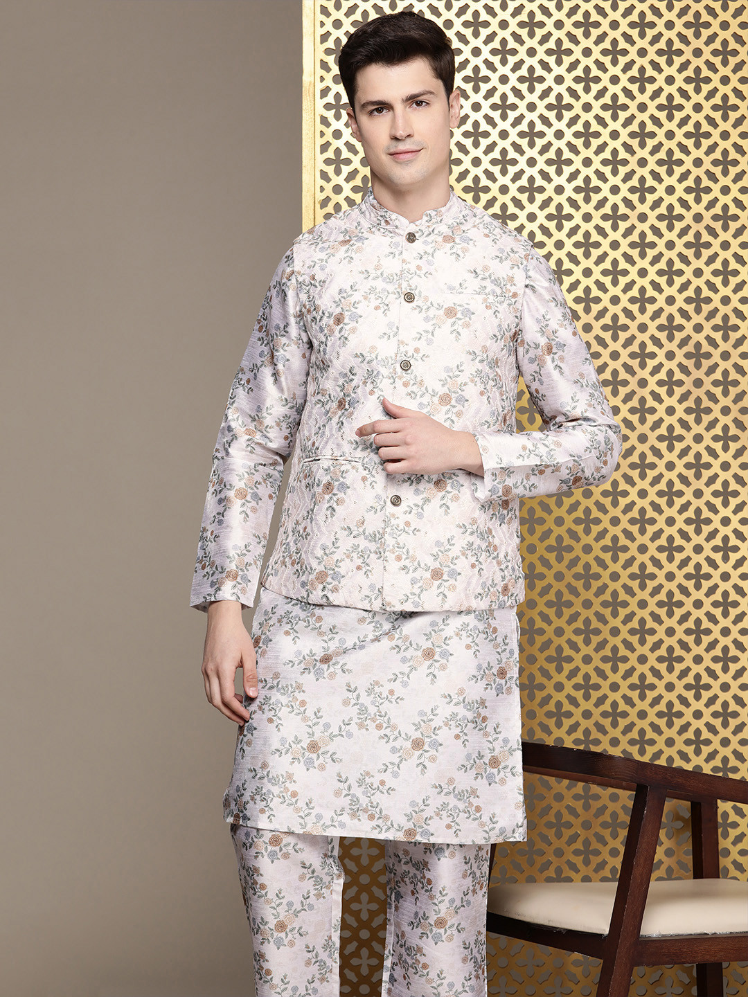 

House of Pataudi Men Floral Printed Regular Jashn Kurta with Trousers & Nehru Jacket, Off white