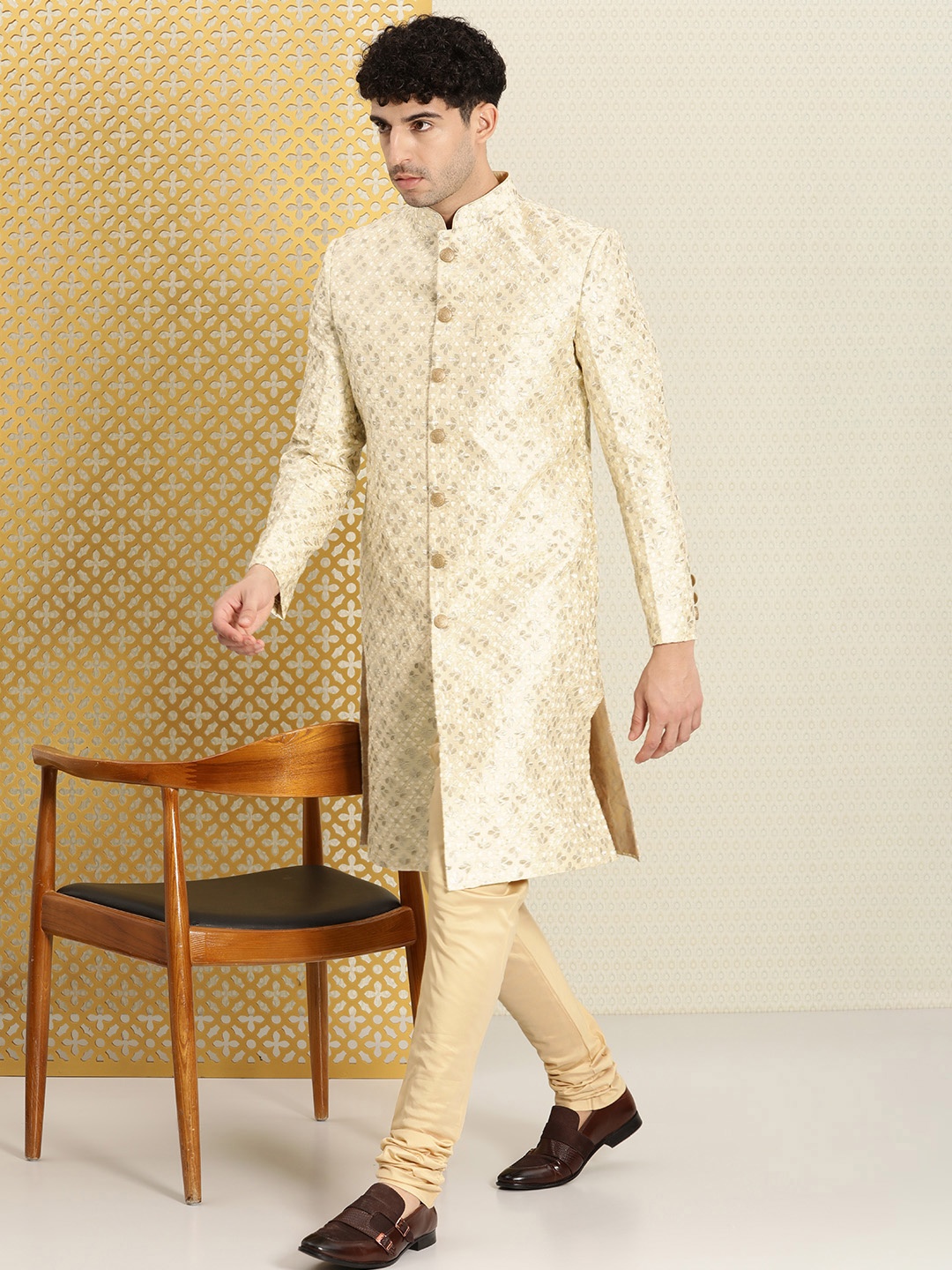 

House of Pataudi Men Jashn Floral Embroidered Thread Work Zari Sherwani, Gold
