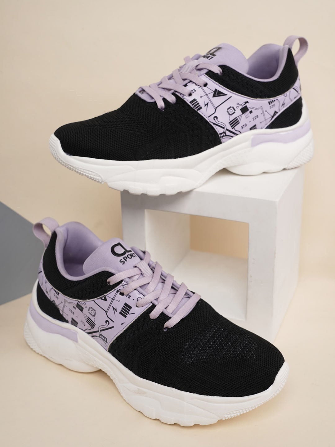 

Carlton London sports Women Colourblocked Sneakers, Black