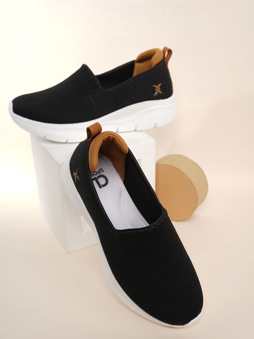 

Carlton London sports Women Woven Design Slip-On Sneakers, Black
