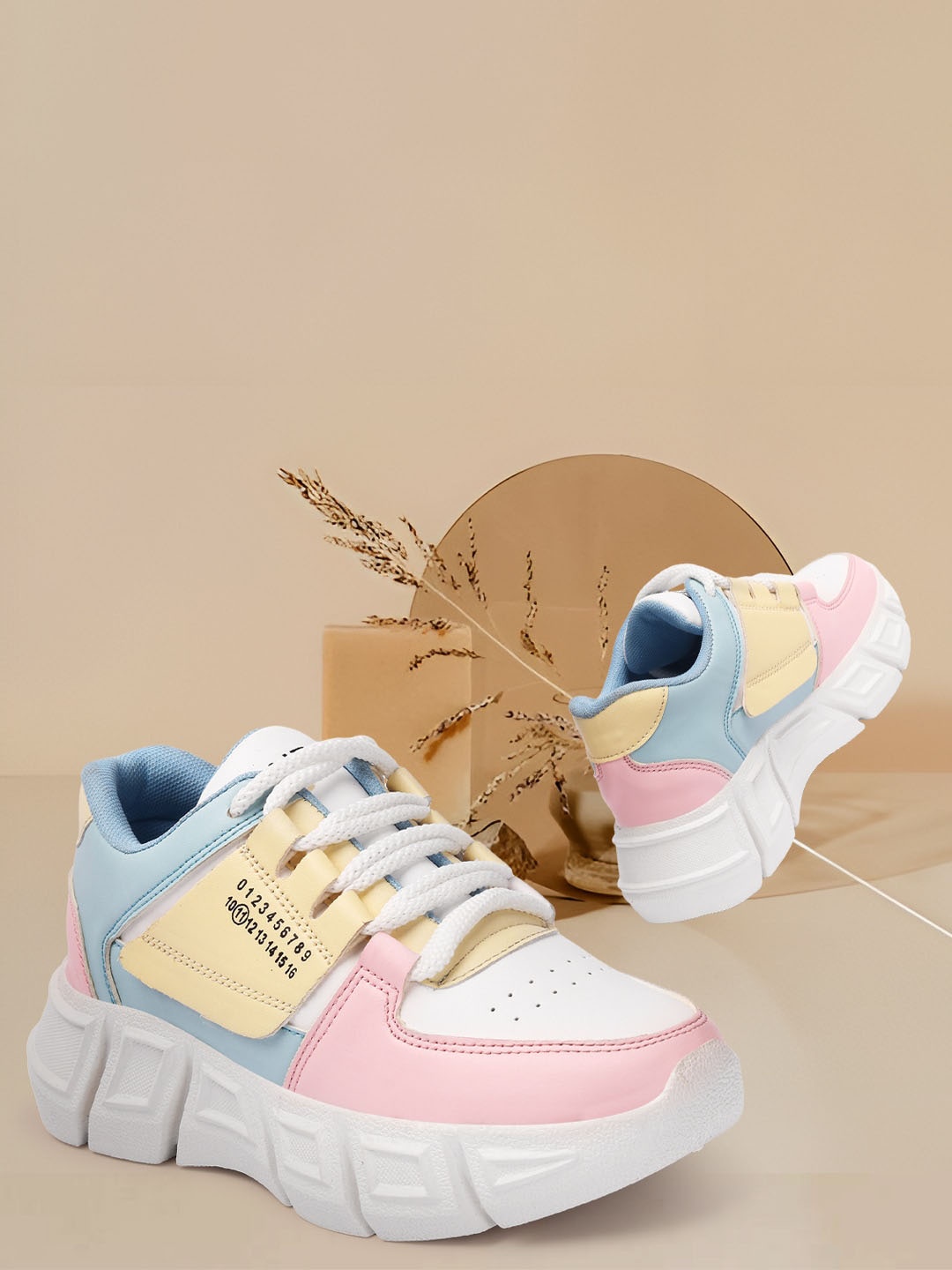 

VENDOZ Women Colourblocked Lightweight Sneakers, White