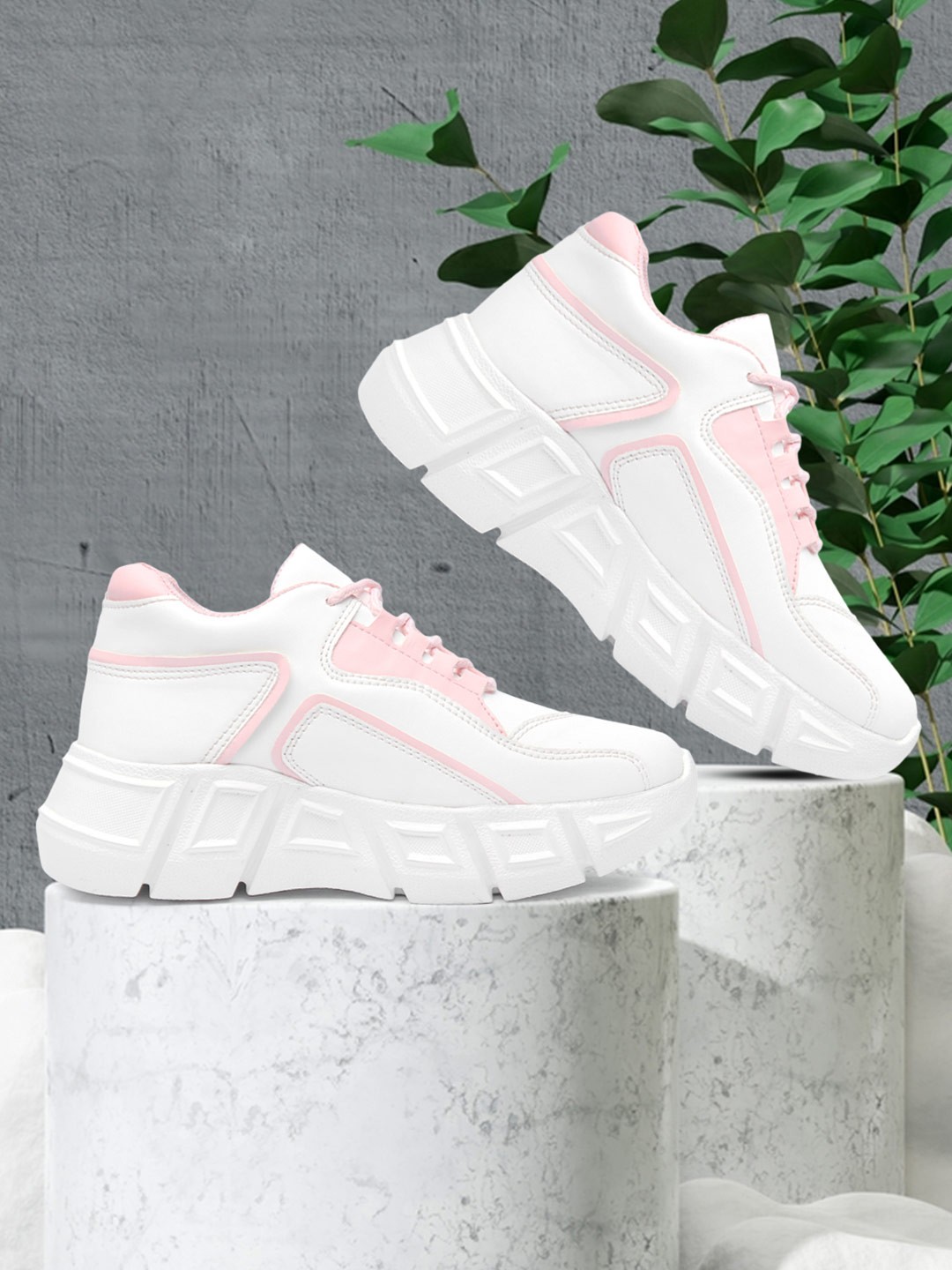 

VENDOZ Women Colourblocked Lightweight Sneakers, White