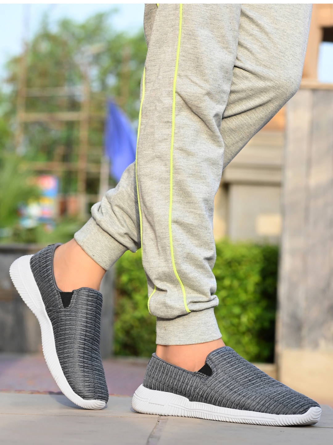 

Yuuki Men Mesh Walking Non-Marking Shoes, Grey