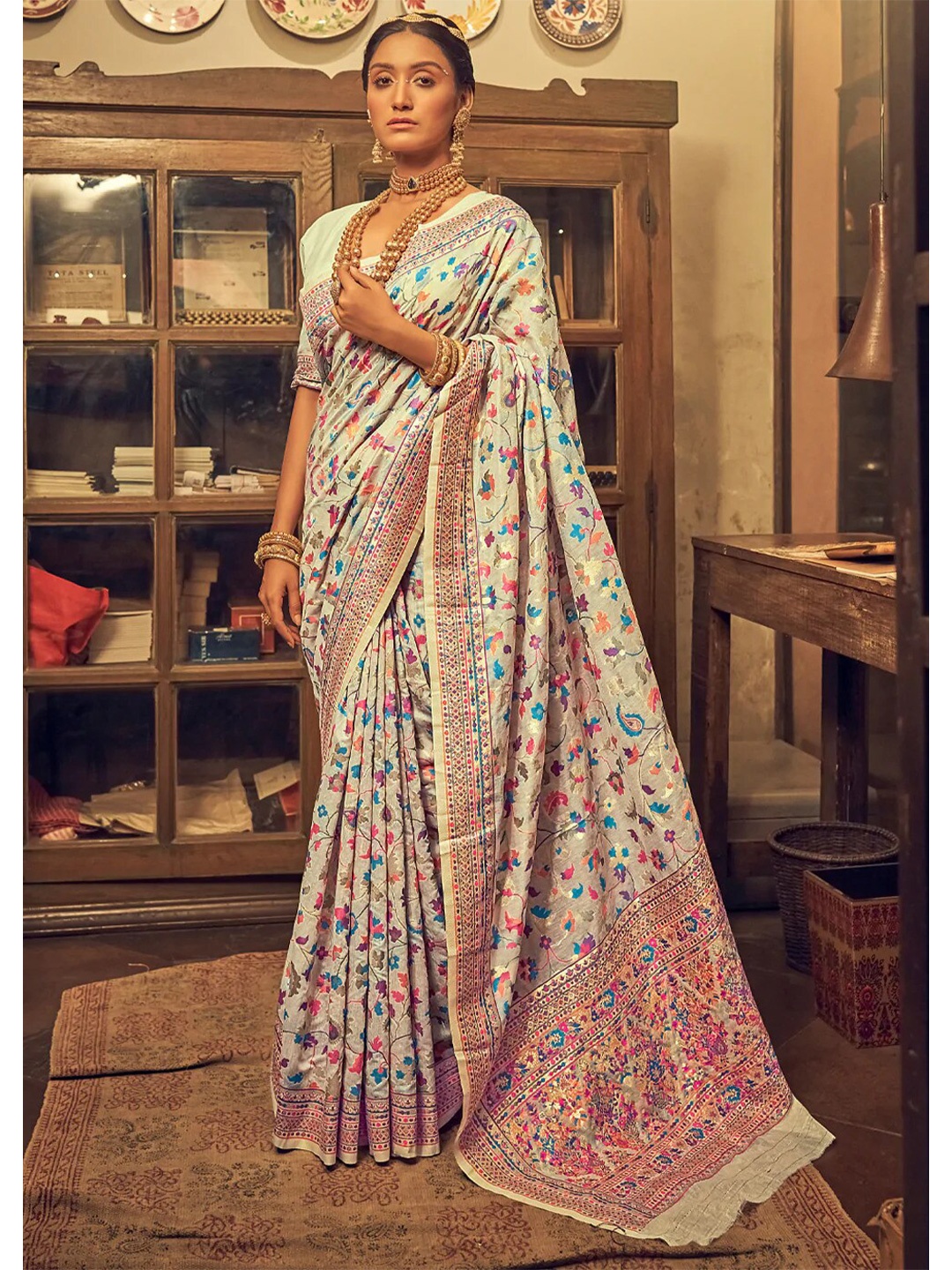 

GAJARAI Floral Zari Silk Blend Banarasi Saree, White