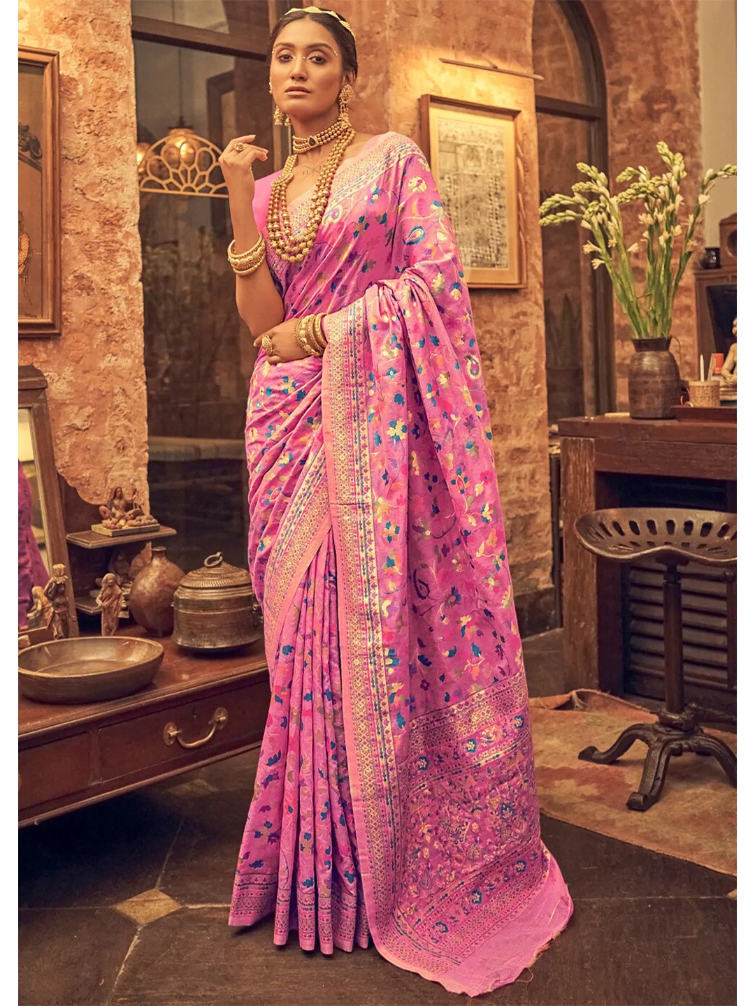 

GAJARAI Floral Silk Blend Banarasi Saree, Pink