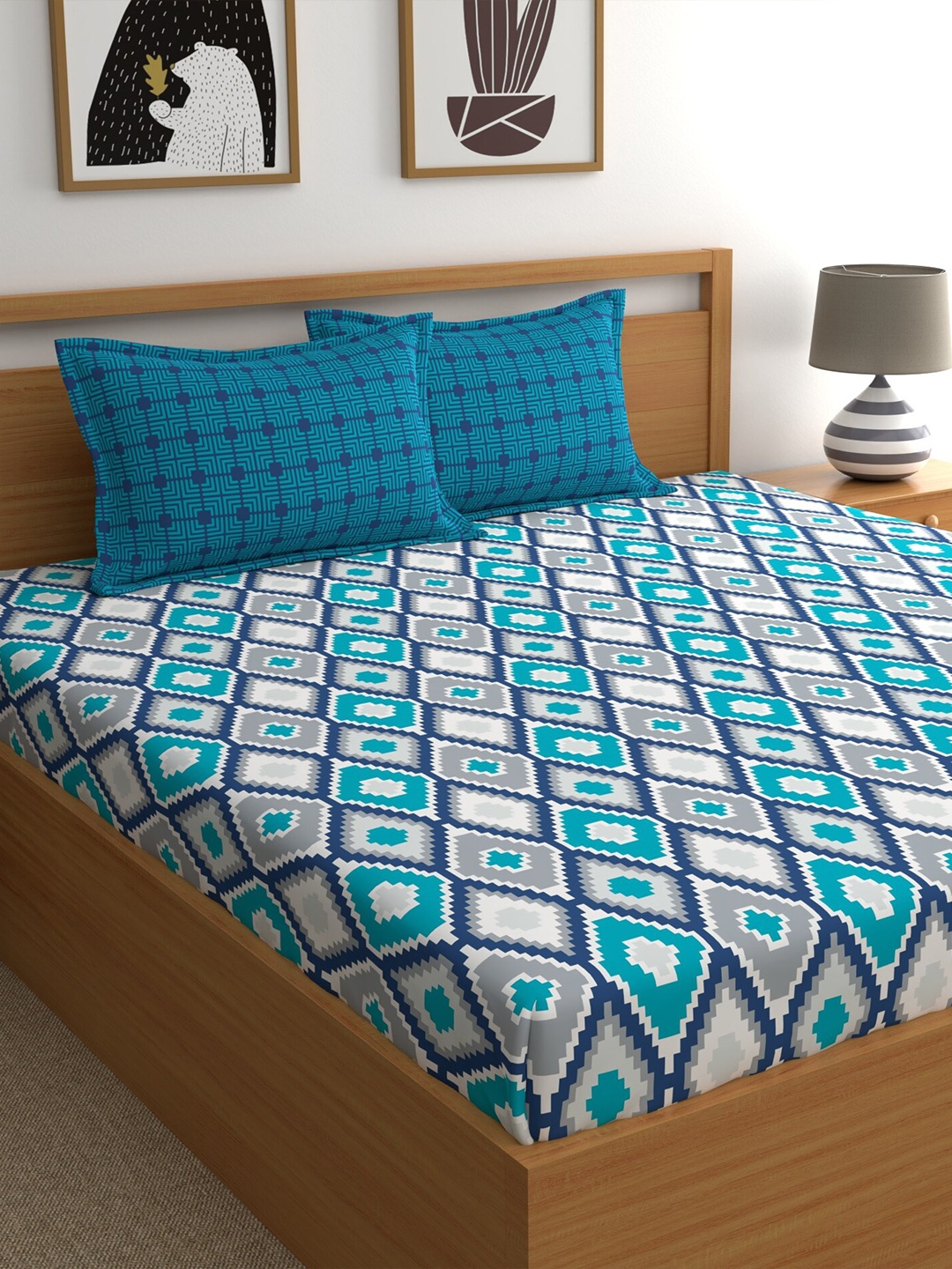 

Home Ecstasy Teal Blue Geometric Printed 140 TC King Cotton Bedsheet with 2 Pillow Covers