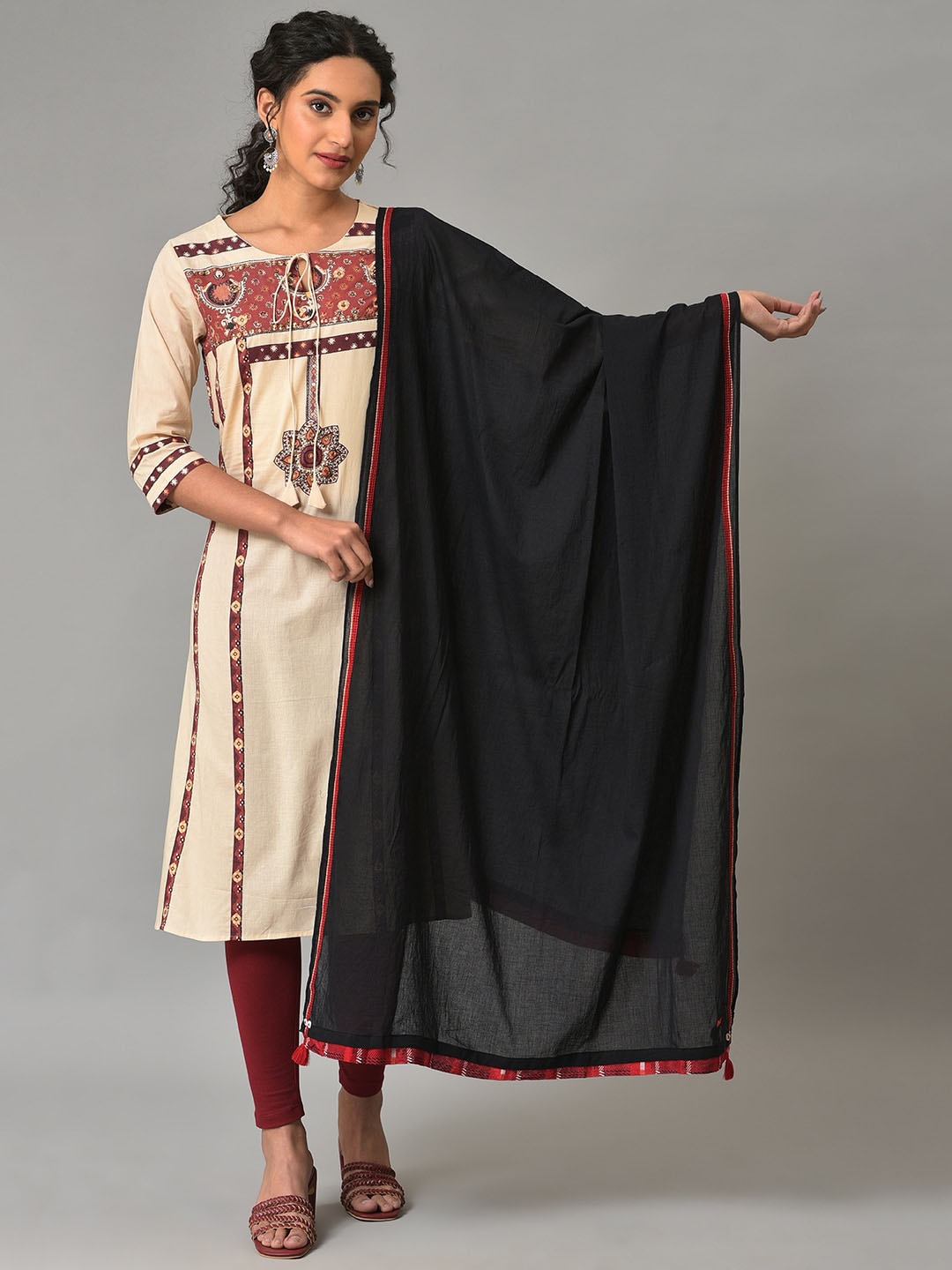 

W Pure Cotton Dupatta With Tassels, Black