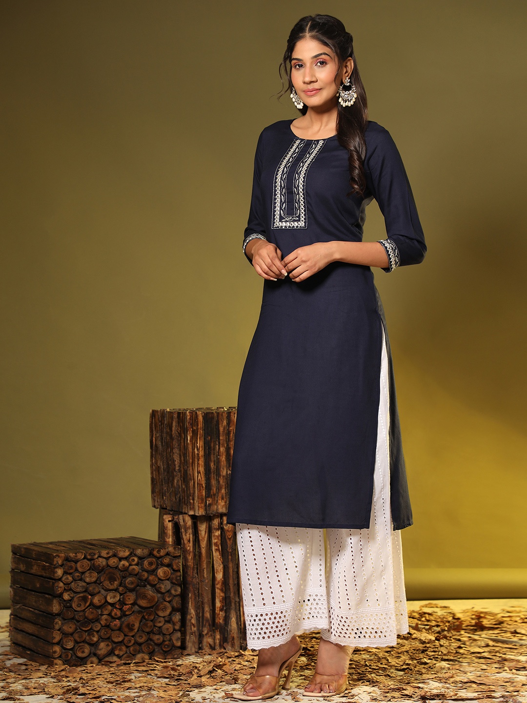 

Vbuyz Women Ethnic Motifs Yoke Design Thread Work Indigo Kurta, Blue