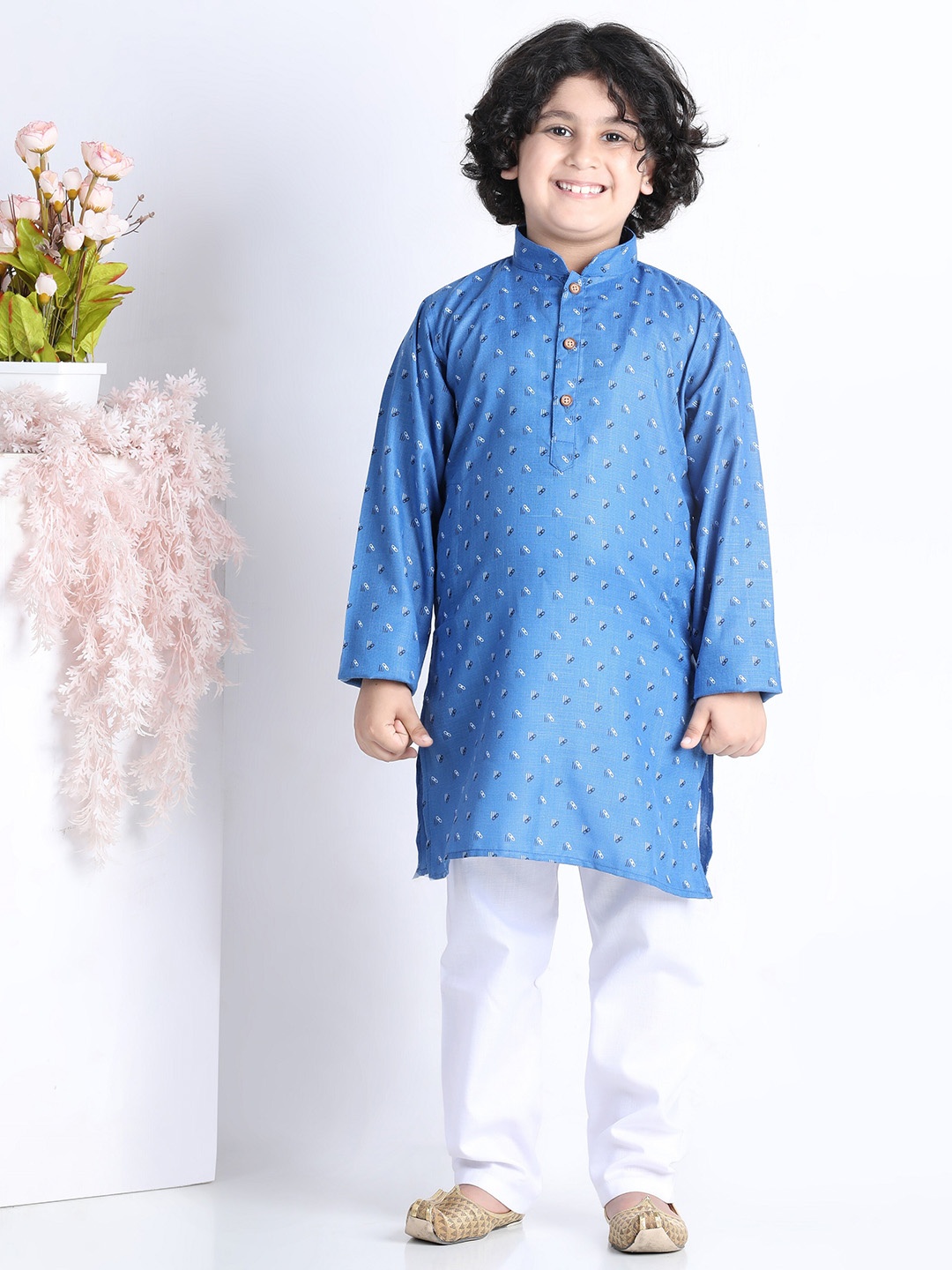 

Aj DEZInES Boys Blue Printed Pure Cotton Kurta with Pyjamas