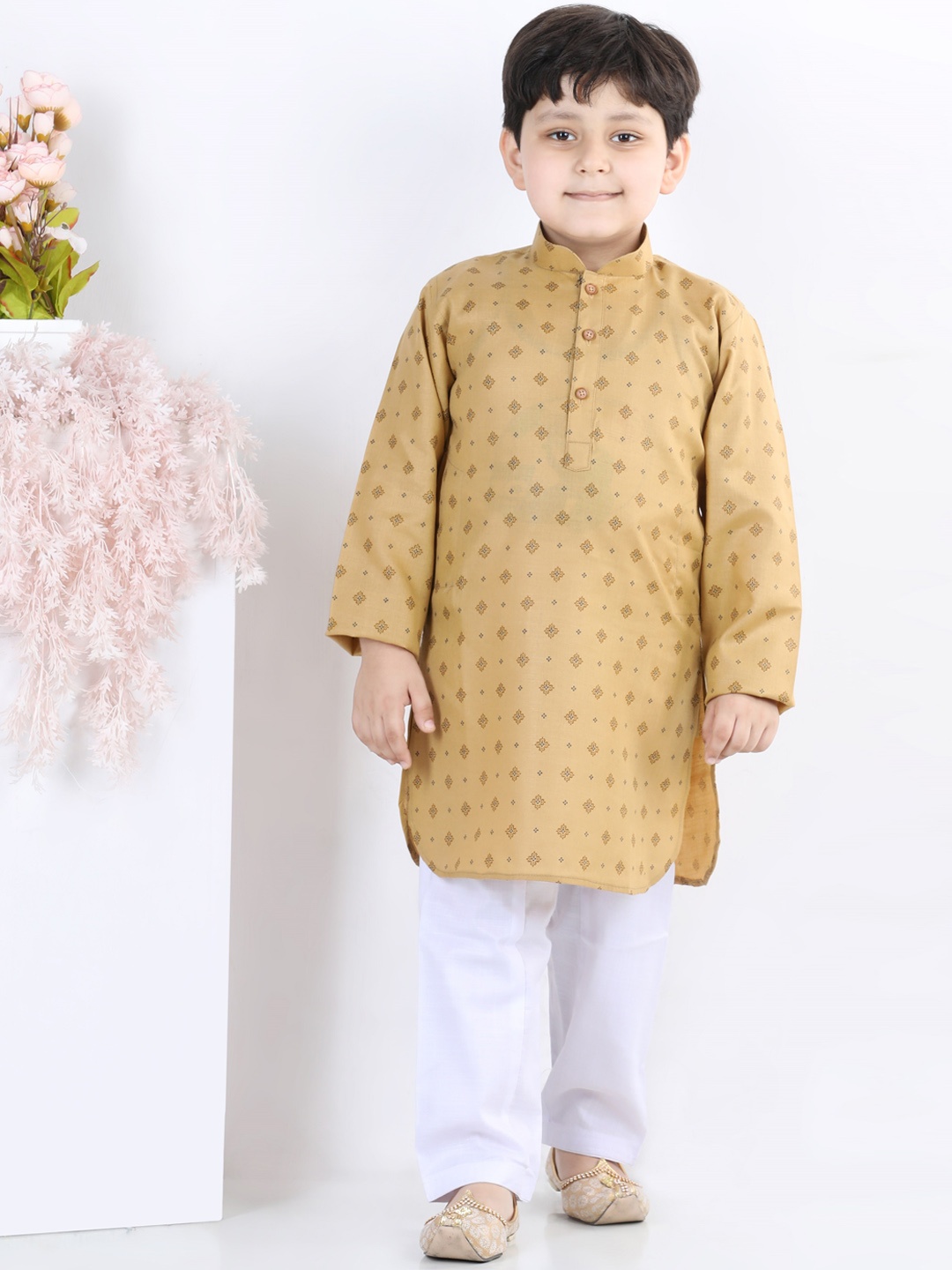 

Aj DEZInES Boys Ethnic Motifs Printed Pure Cotton Kurta with Pyjamas, Beige