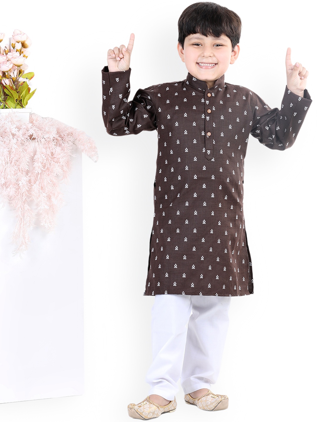 

Aj DEZInES Boys Ethnic Motifs Printed Pure Cotton Kurta with Pyjamas, Brown