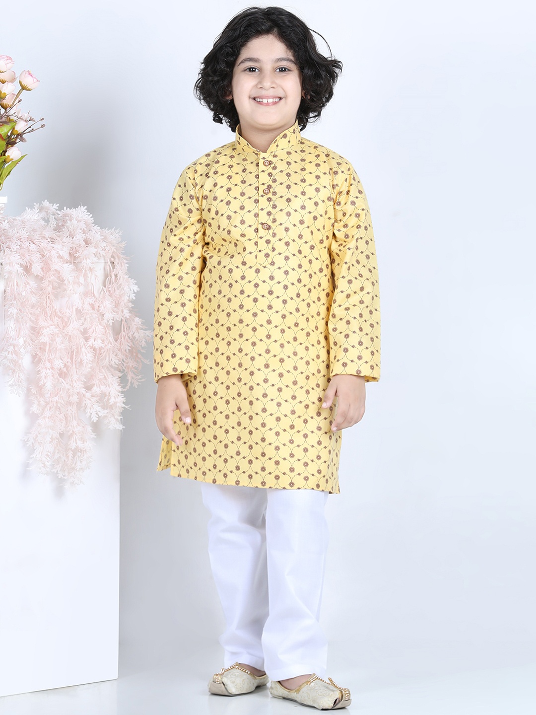

Aj DEZInES Boys Floral Printed Pure Cotton Kurta with Pyjamas, Yellow