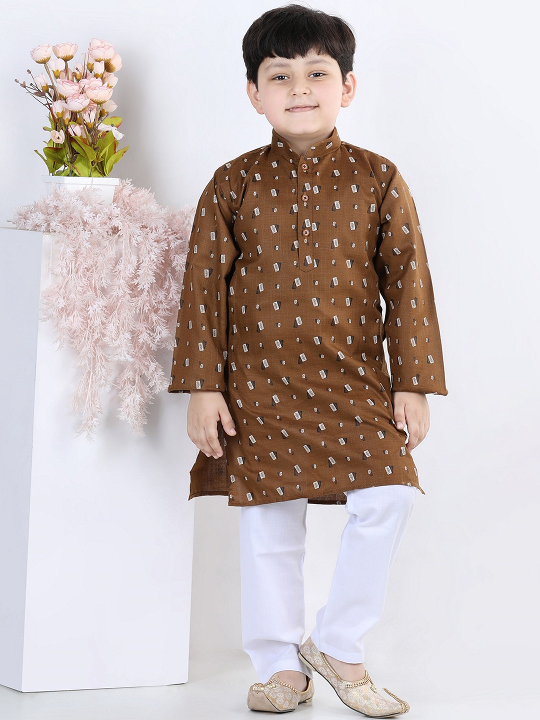 

Aj DEZInES Boys Printed Pure Cotton Kurta with Pyjamas, Brown