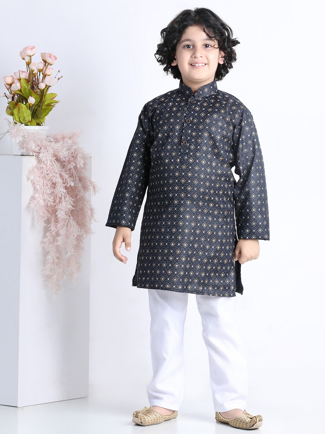 

Aj DEZInES Boys Ethnic Motifs Printed Pure Cotton Kurta with Pyjamas, Navy blue