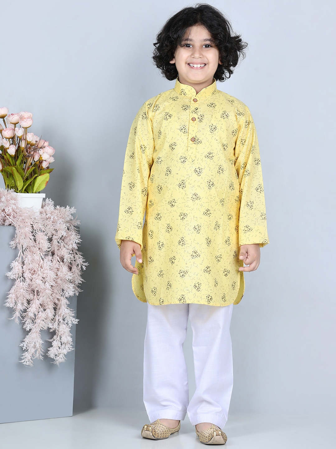 

Aj DEZInES Boys Floral Printed Pure Cotton Kurta with Pyjamas, Yellow