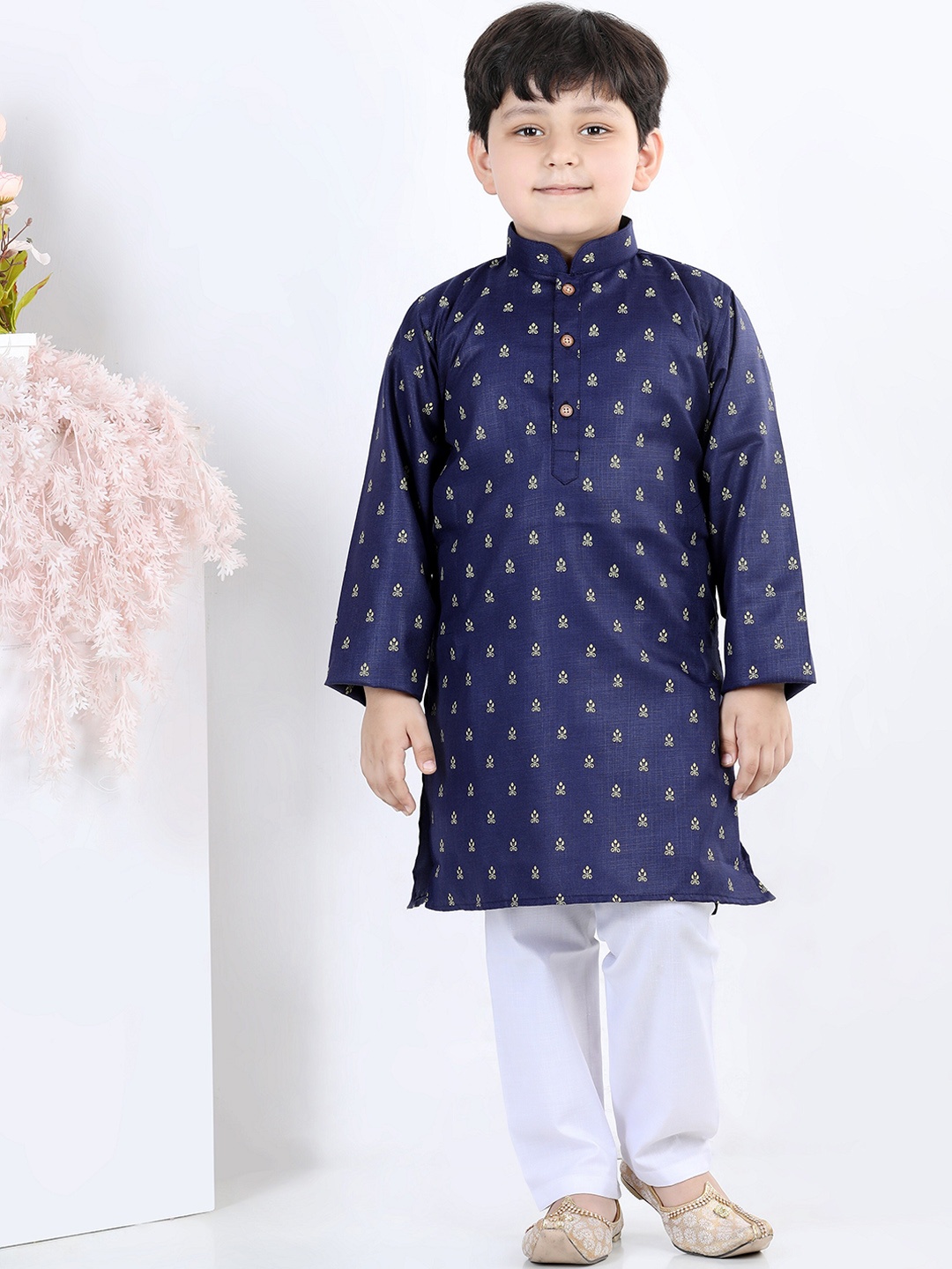 

Aj DEZInES Boys Ethnic Motifs Printed Pure Cotton Kurta with Pyjamas, Navy blue