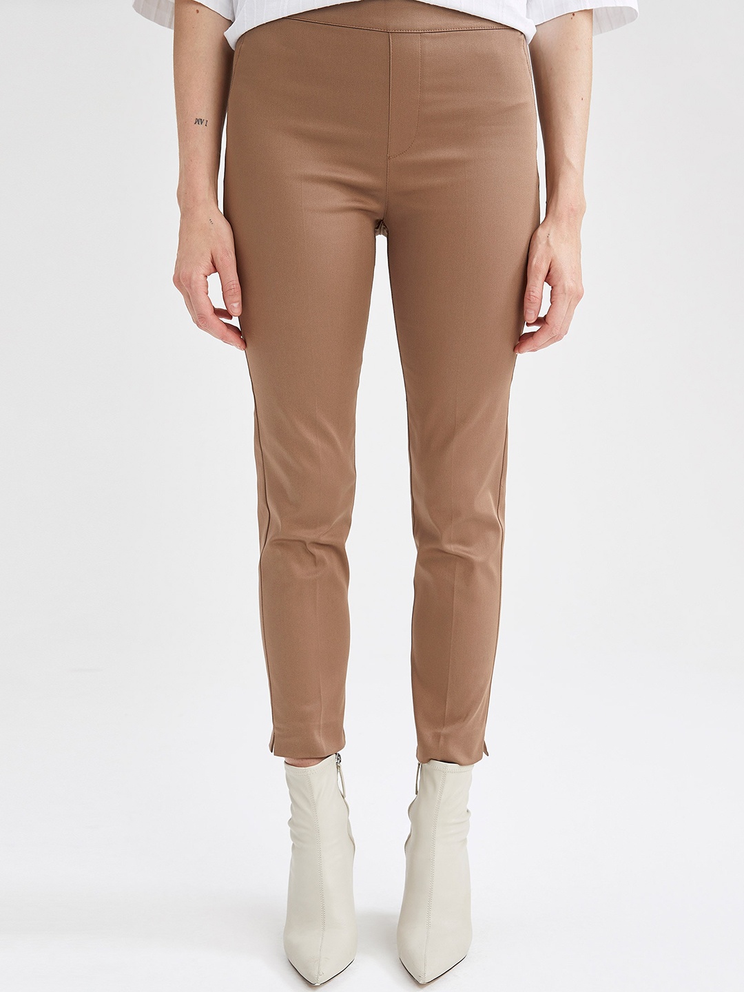 

DeFacto Women Mid Rise Cropped Trousers, Beige