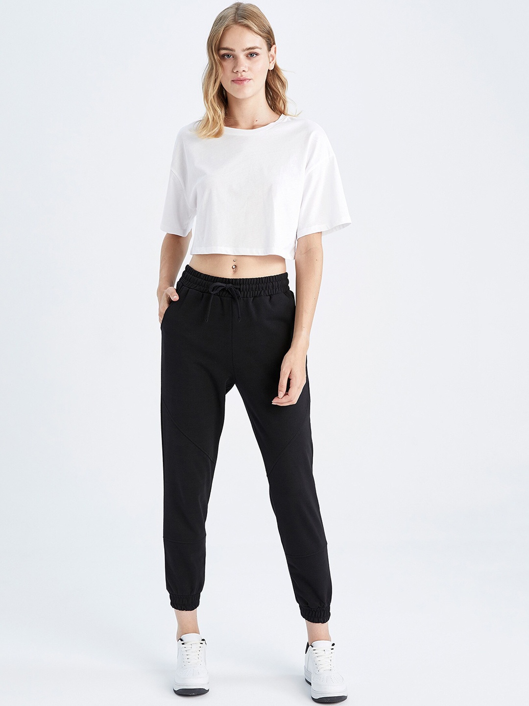 

DeFacto Women Mid Rise Regular Fit Joggers, Black