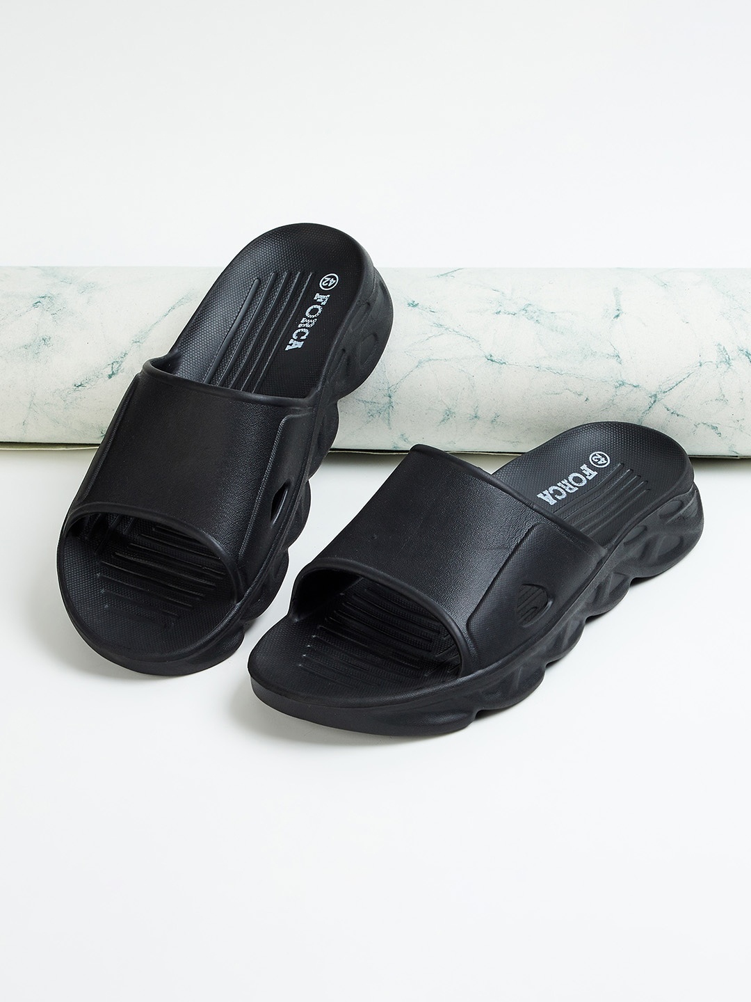 

Forca by Lifestyle Men Solid Sliders, Black