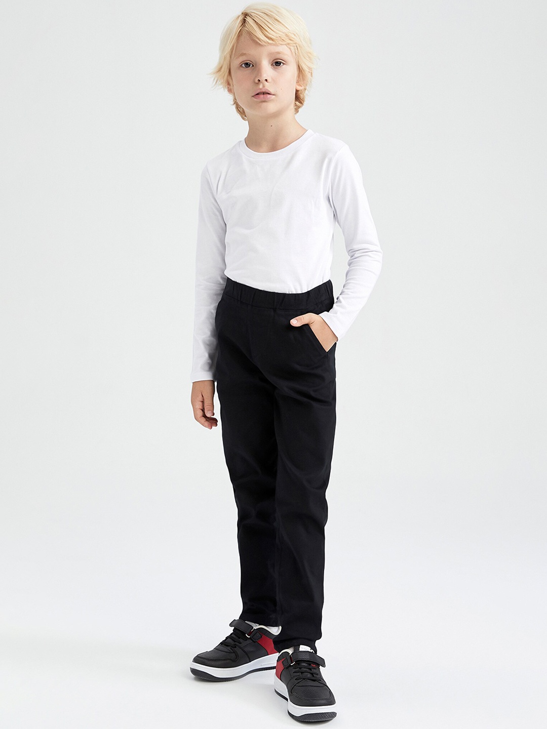 

DeFacto Boys Mid Rise Trousers, Black