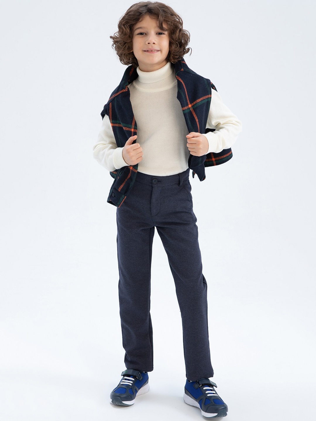 

DeFacto Boys Mid Rise Plain Trousers, Navy blue